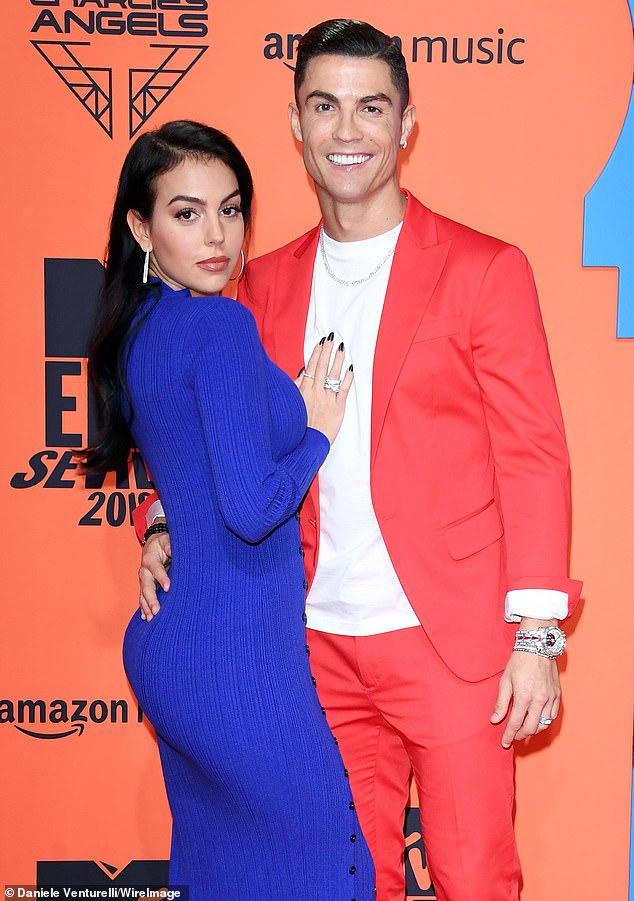 Vợ sắp cưới của Ronaldo khoe nhẫn đính hôn kim cương 79 tỷ, chiếm trọn spotlight giữa thảm đỏ LHP Venice- Ảnh 10.