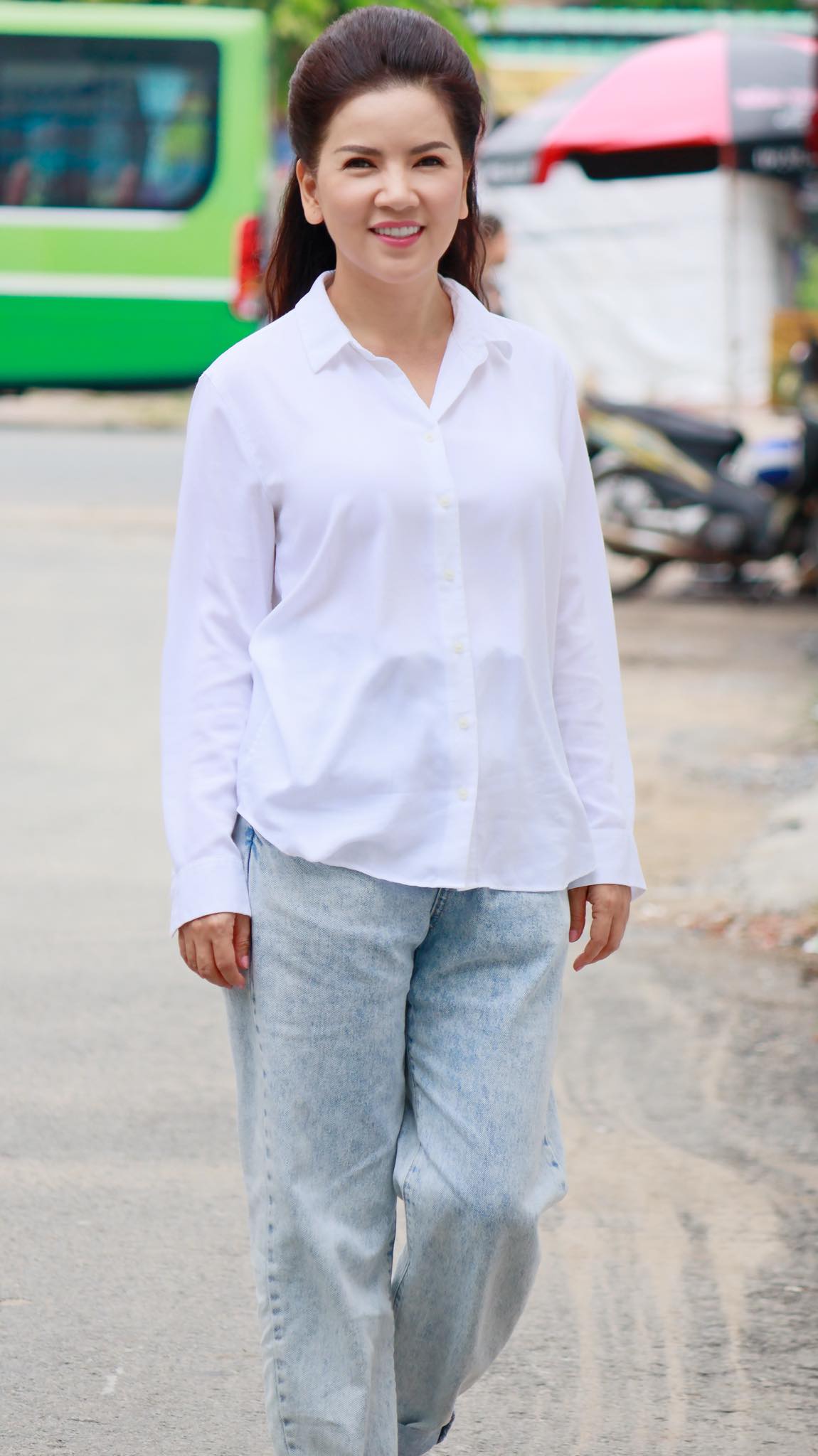 Tang lễ diễn viên Ngọc Trinh: Ốc Thanh Vân, Hùng Thuận và dàn sao đội mưa đến viếng trong đêm- Ảnh 5. Tang lễ diễn viên Ngọc Trinh: Ốc Thanh Vân, Hùng Thuận và dàn sao đội mưa đến viếng trong đêm- Ảnh 5.