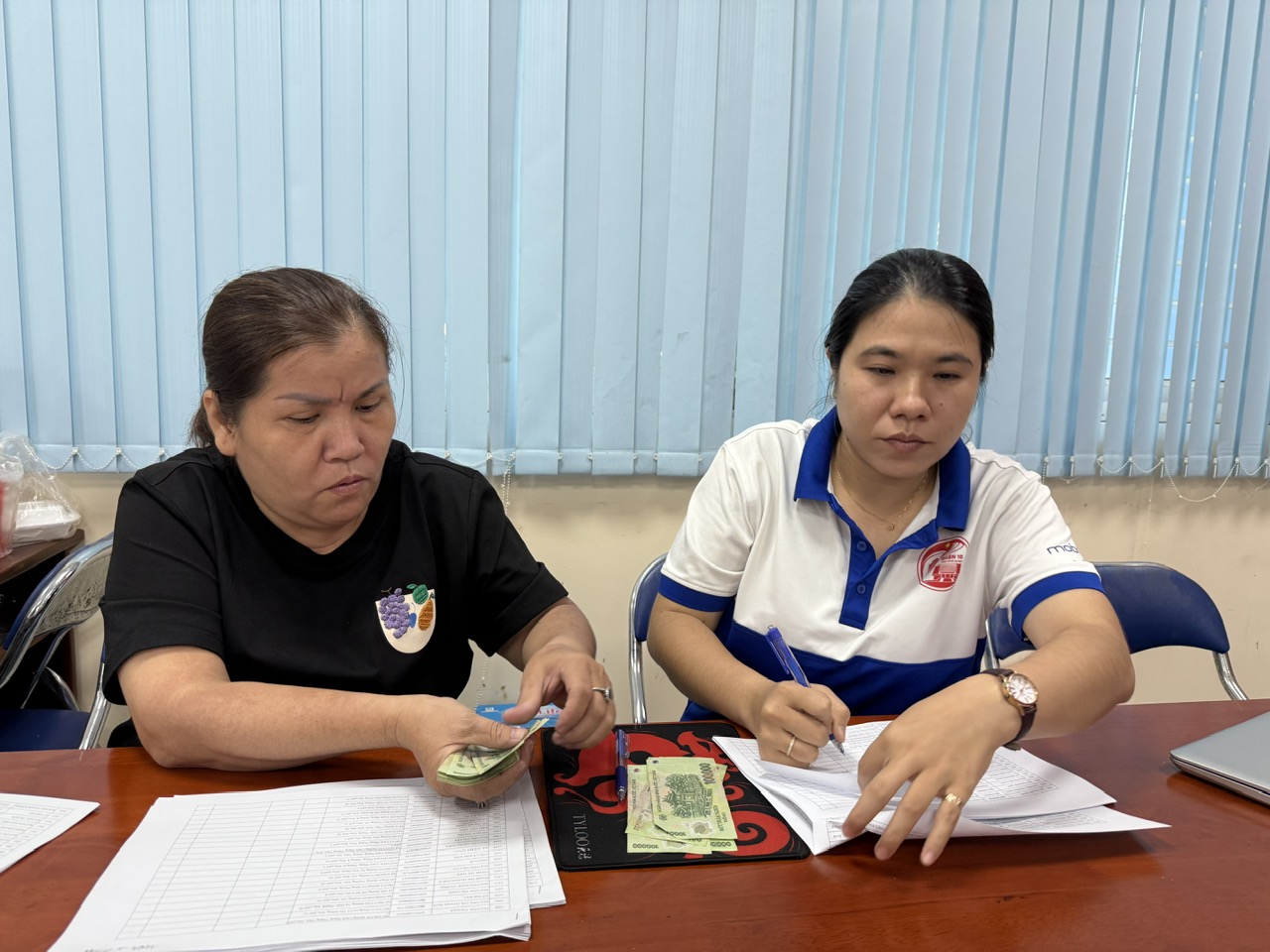Người dân TP HCM đi nhận quà Quốc khánh: Vui như ngày hội- Ảnh 4. Người dân TP HCM đi nhận quà Quốc khánh: Vui như ngày hội- Ảnh 4.