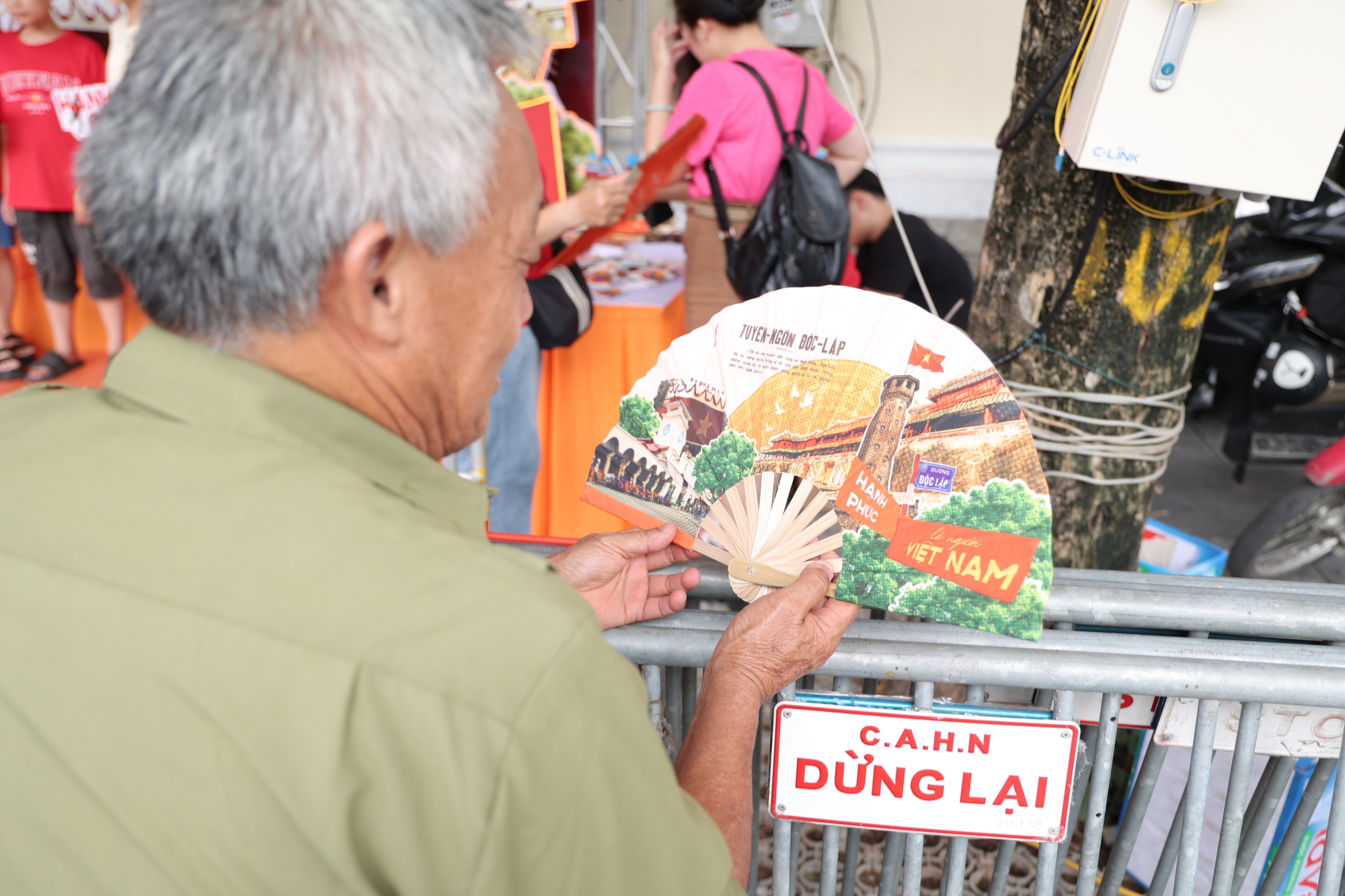 SHB đồng hành cùng A80: Hai trạm tiếp sức cho người dân, lan toả thông điệp “Hạnh phúc là người Việt Nam”- Ảnh 11.
