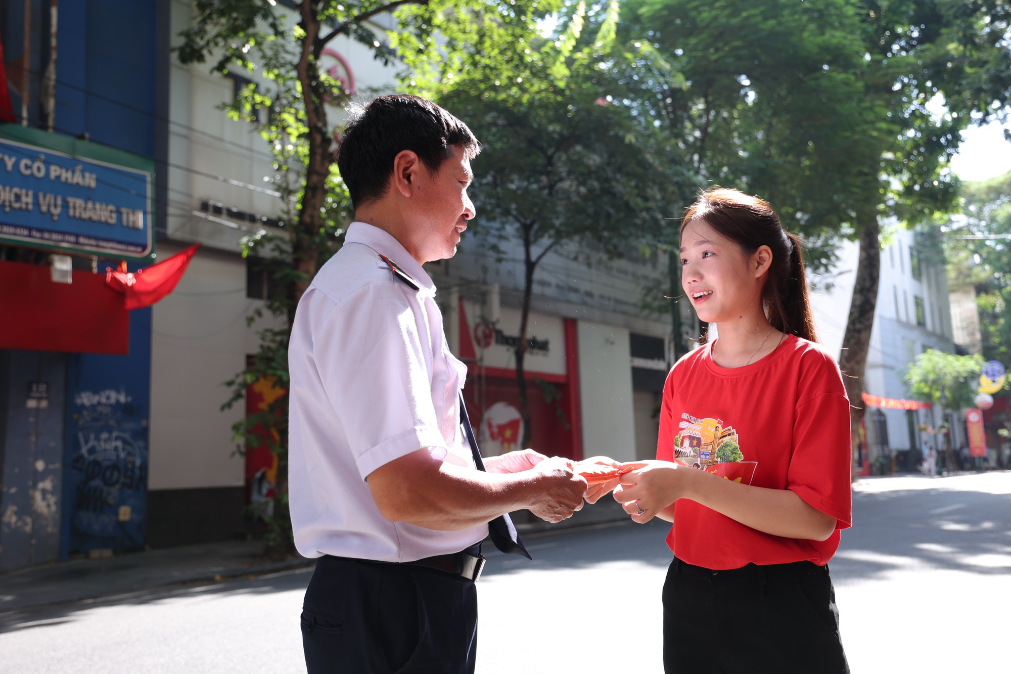 SHB đồng hành cùng A80: Hai trạm tiếp sức cho người dân, lan toả thông điệp “Hạnh phúc là người Việt Nam”- Ảnh 10.