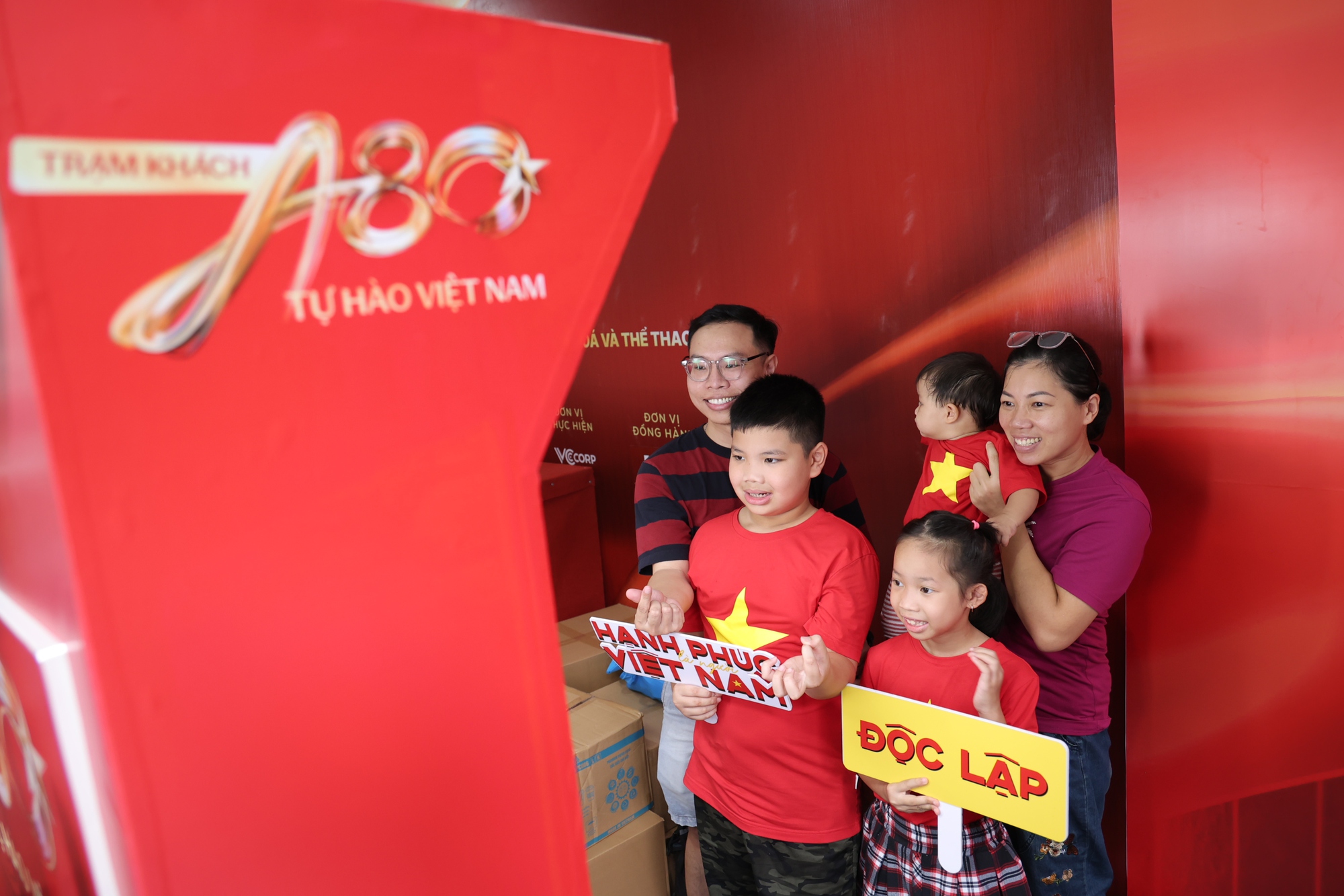 SHB đồng hành cùng A80: Hai trạm tiếp sức cho người dân, lan toả thông điệp “Hạnh phúc là người Việt Nam”- Ảnh 16.