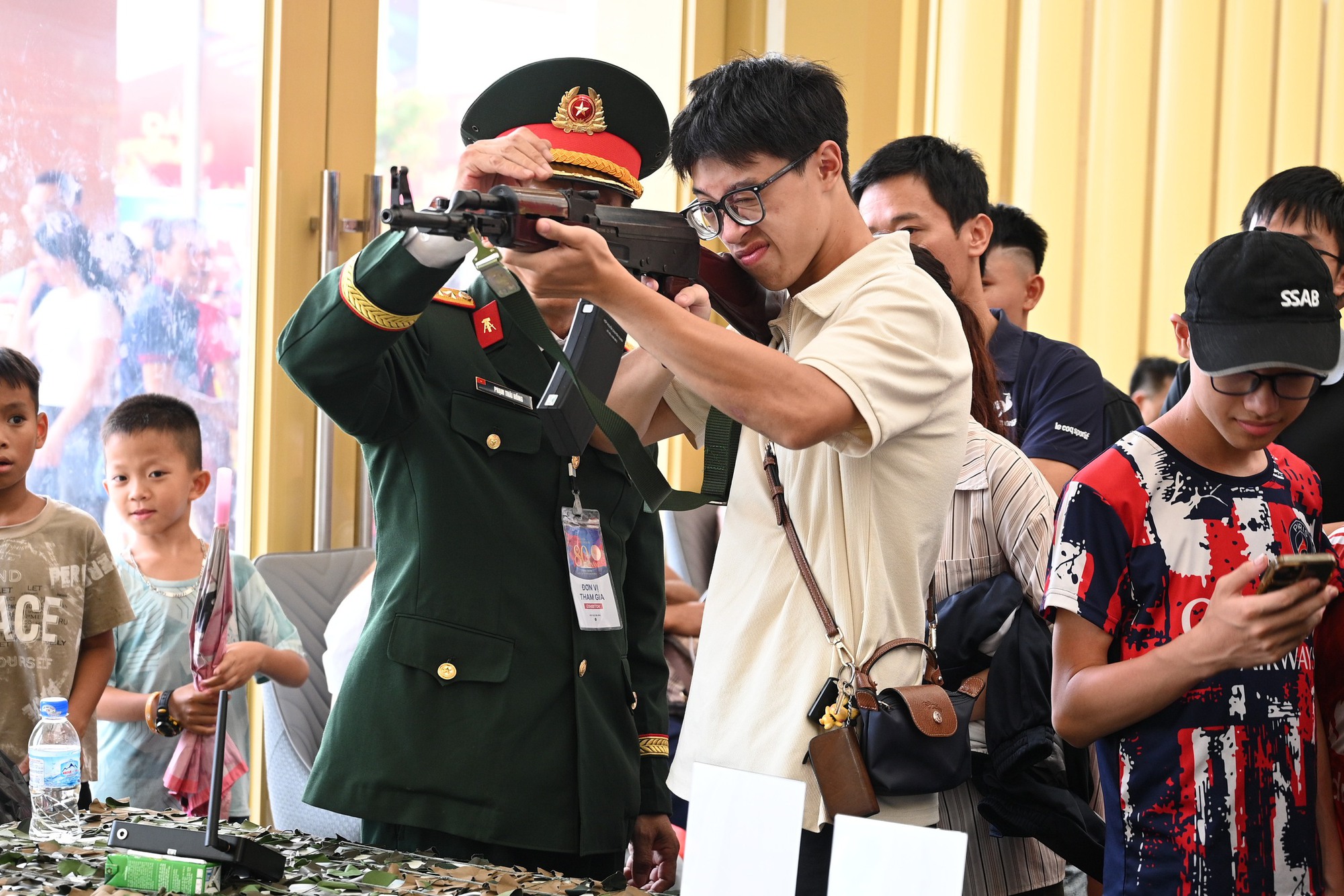 CLIP: Trực tiếp thử bắn súng, nhiều bạn trẻ bày tỏ sự thích thú khi trải nghiệm tại Trung tâm Triển lãm Quốc gia- Ảnh 4.
