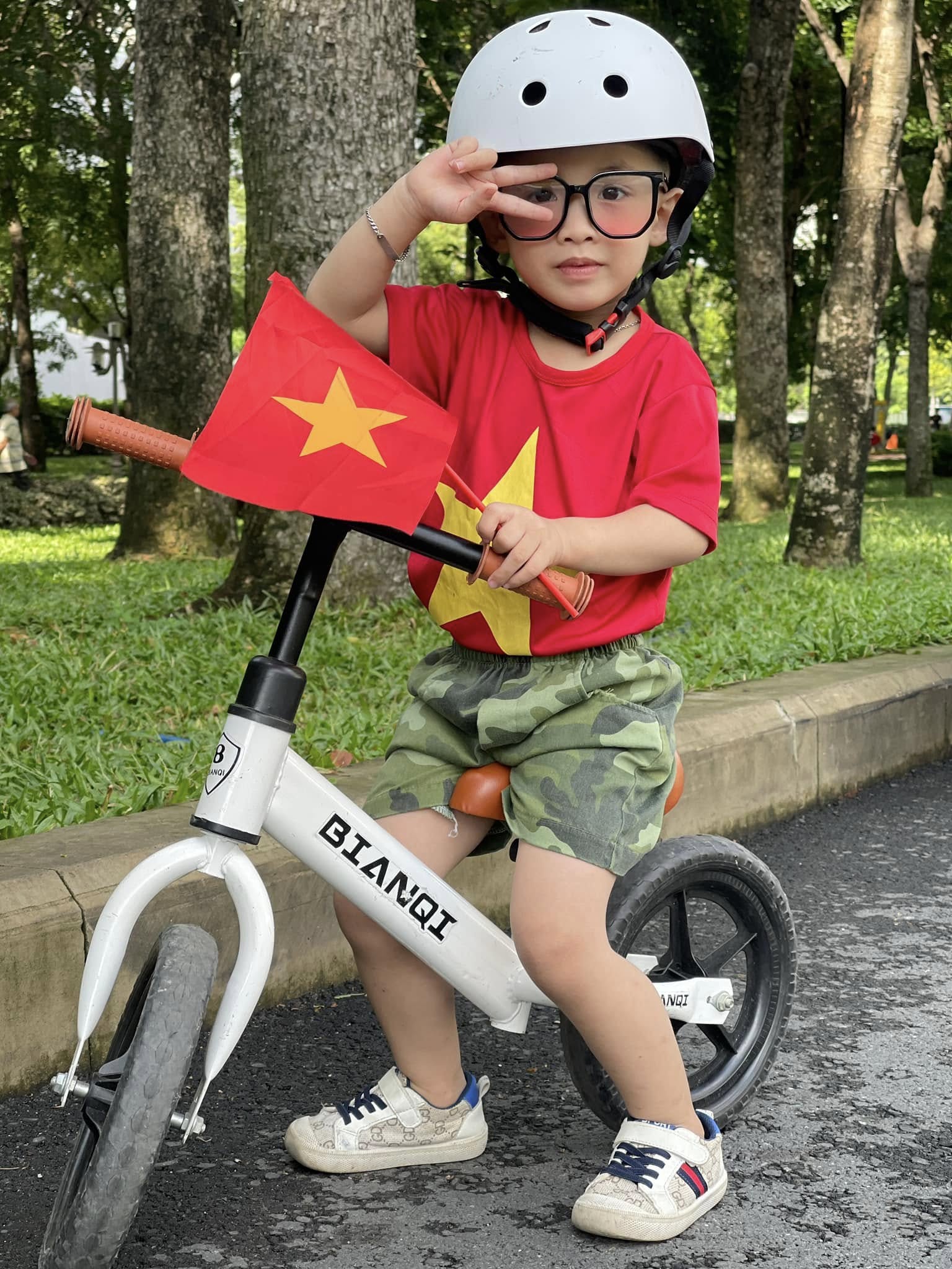 Bố mẹ đưa bé con 4 tuổi vượt hơn 1.600km từ Nam ra Bắc trước thềm đại lễ: 