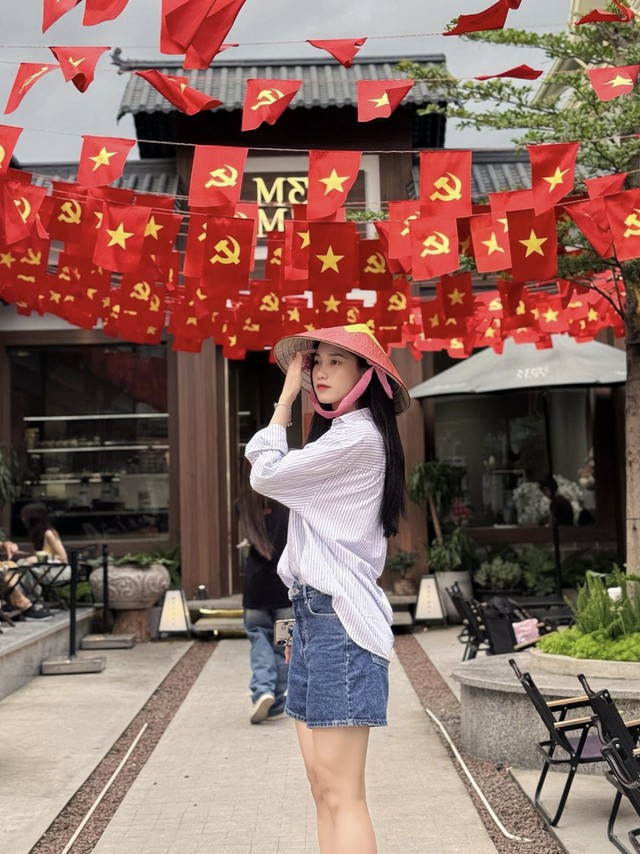 Visual sáng bừng hoà chung không khí yêu nước của hotgirl bóng chuyền Nguyễn Thị Phương- Ảnh 3. Visual sáng bừng hoà chung không khí yêu nước của hotgirl bóng chuyền Nguyễn Thị Phương- Ảnh 3.
