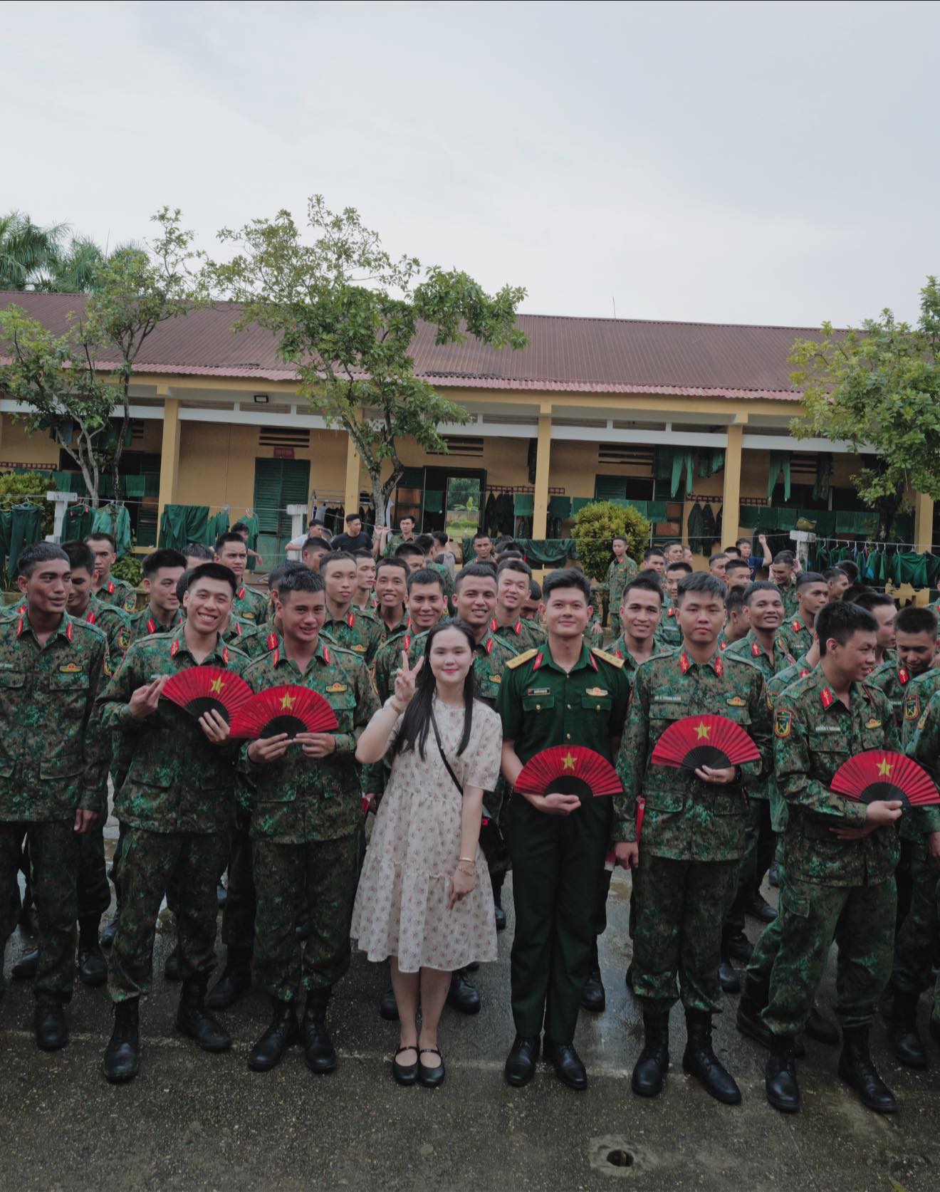 Quỳnh Anh - vợ Duy Mạnh lên đồ tiểu thư chụp ảnh với chiến sĩ A80, thế này làm gì còn bị chê mặc xấu- Ảnh 1.