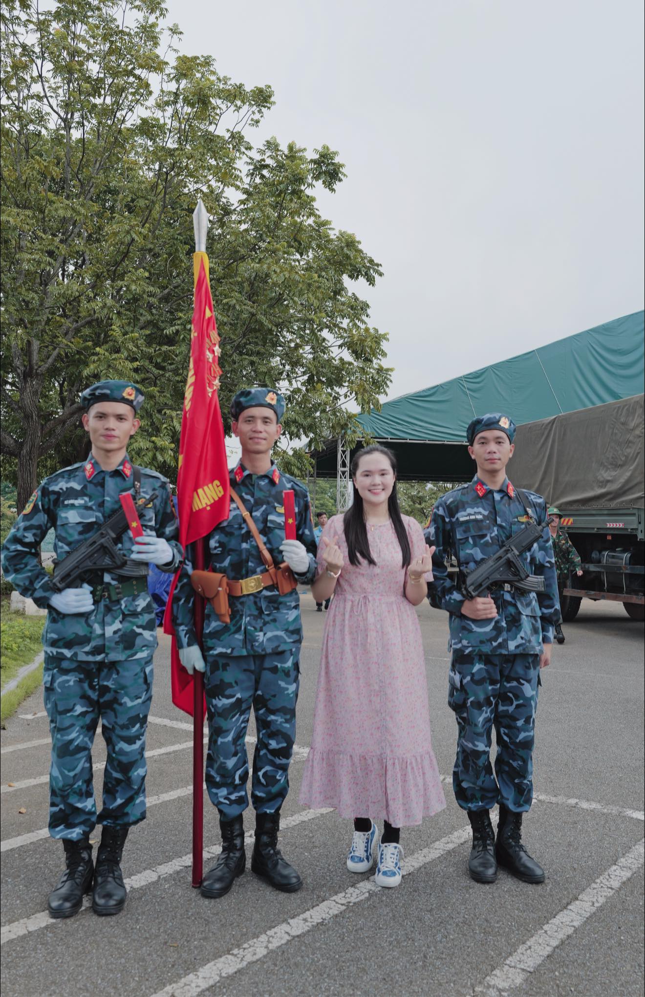 Quỳnh Anh - vợ Duy Mạnh lên đồ tiểu thư chụp ảnh với chiến sĩ A80, thế này làm gì còn bị chê mặc xấu- Ảnh 2.