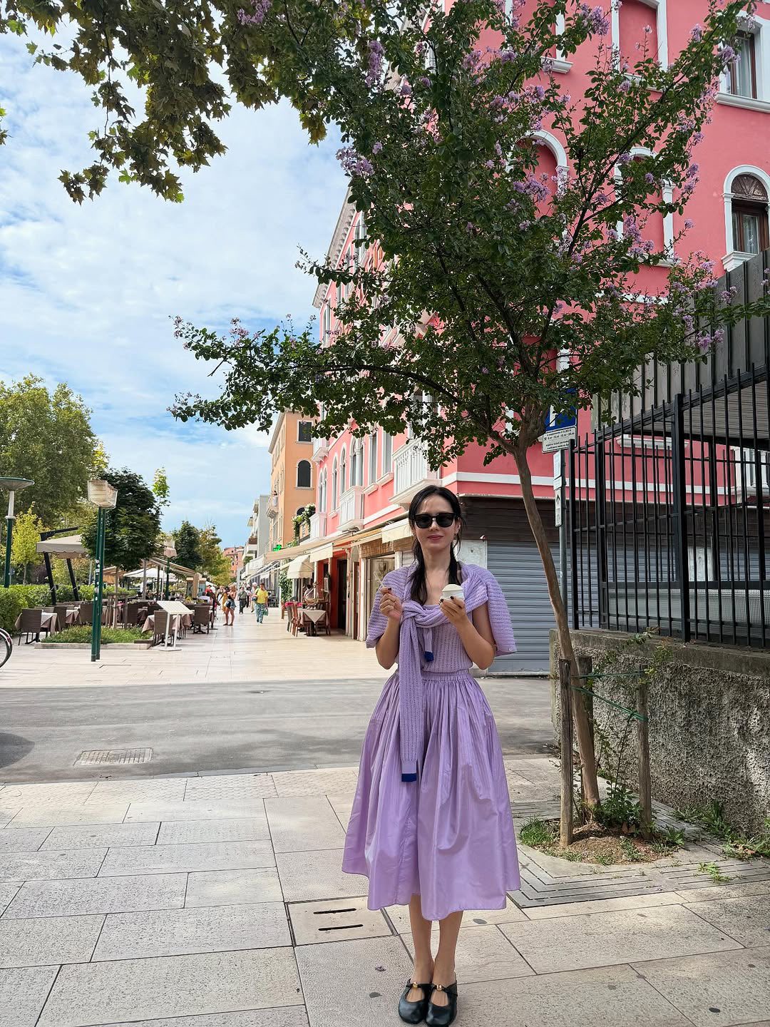Son Ye Jin diện váy tím tại Venice: Bí quyết trẻ trung cho phụ nữ ngoài 40- Ảnh 1.