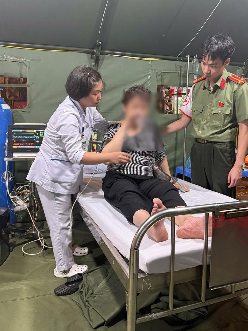 Bắt gặp người mệt hoặc ngất xỉu khi tham gia đại lễ 2/9: Đây là việc phải làm ngay!- Ảnh 1. Bắt gặp người mệt hoặc ngất xỉu khi tham gia đại lễ 2/9: Đây là việc phải làm ngay!- Ảnh 1.
