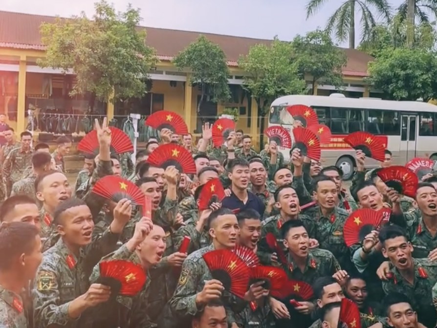 Quỳnh Anh - vợ Duy Mạnh lên đồ tiểu thư chụp ảnh với chiến sĩ A80, thế này làm gì còn bị chê mặc xấu- Ảnh 3.