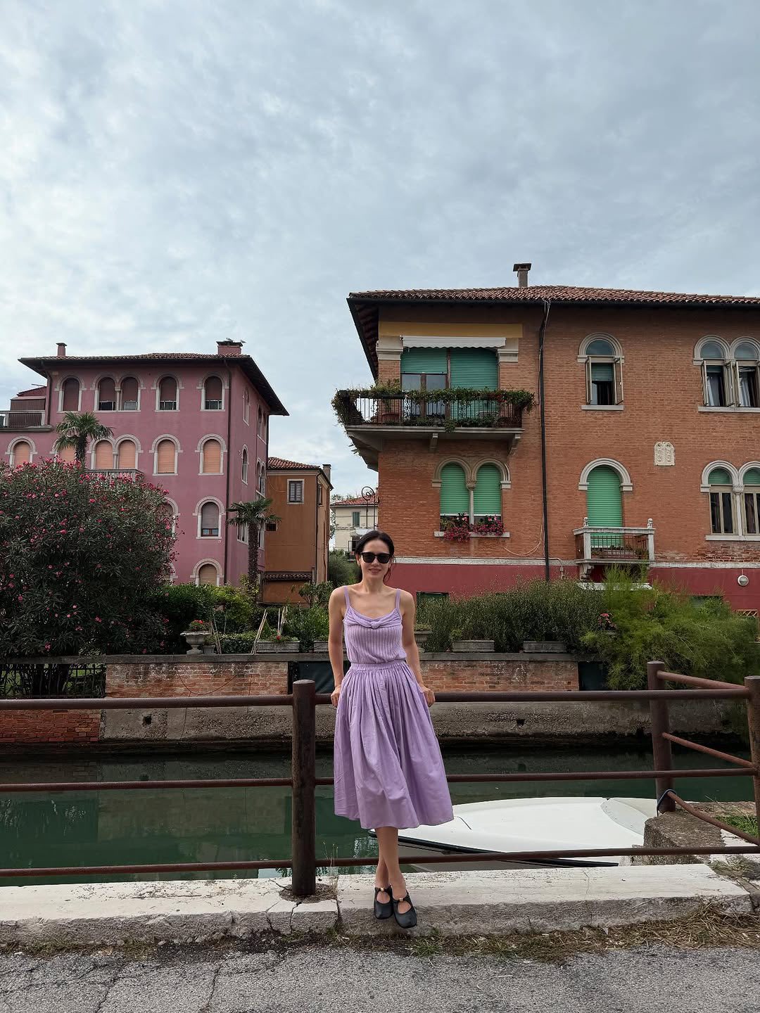 Son Ye Jin diện váy tím tại Venice: Bí quyết trẻ trung cho phụ nữ ngoài 40- Ảnh 3.
