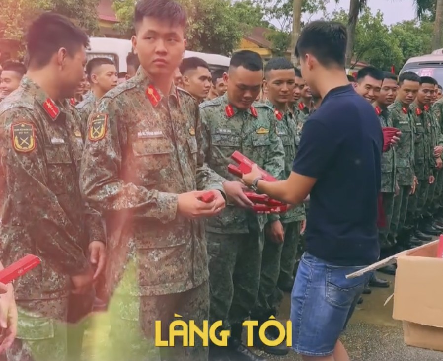 Quỳnh Anh - vợ Duy Mạnh lên đồ tiểu thư chụp ảnh với chiến sĩ A80, thế này làm gì còn bị chê mặc xấu- Ảnh 4.