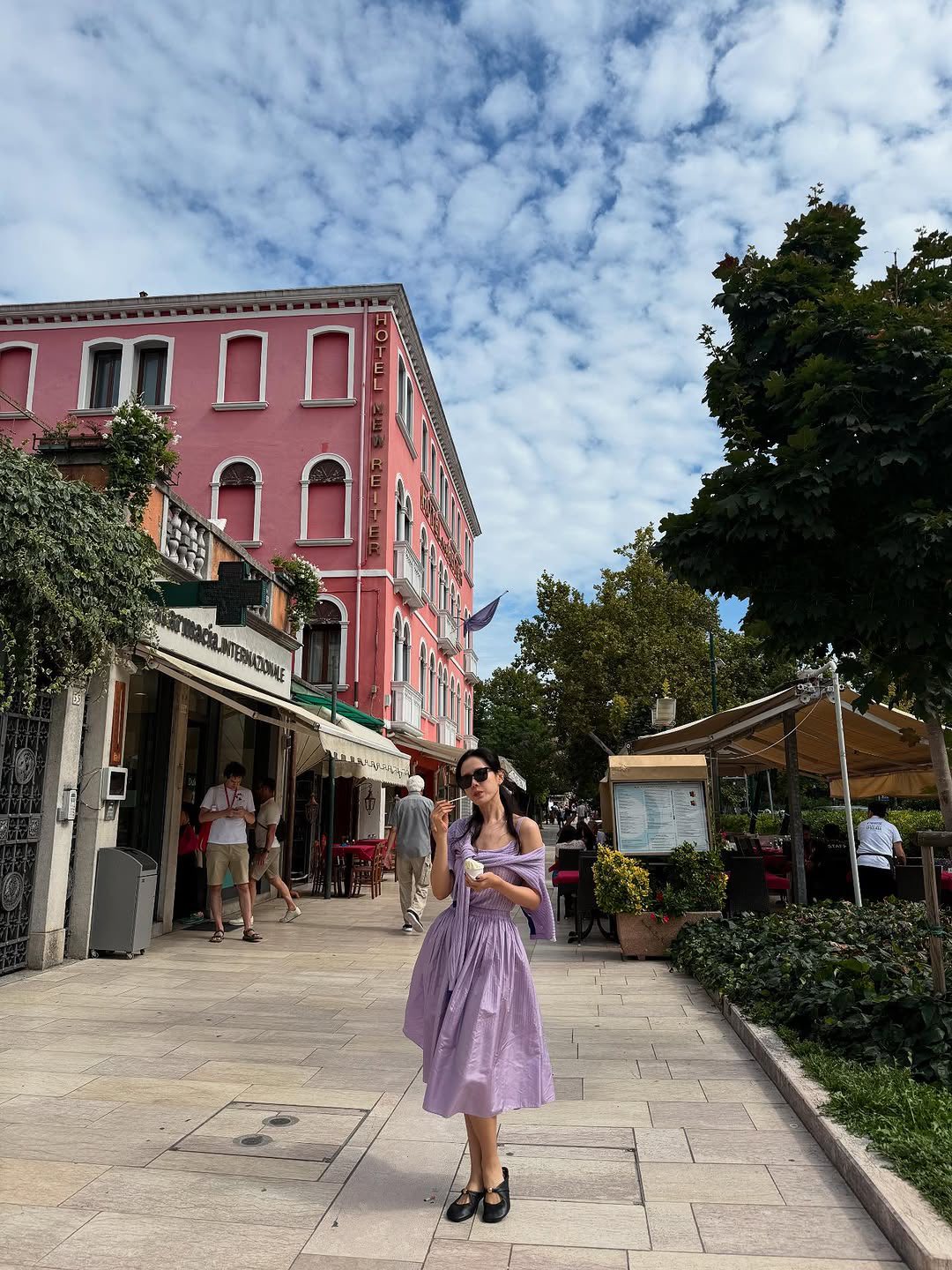 Son Ye Jin diện váy tím tại Venice: Bí quyết trẻ trung cho phụ nữ ngoài 40- Ảnh 2.