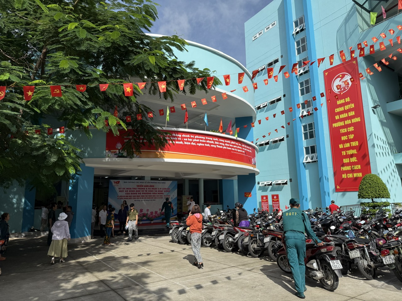 Người dân TP HCM đi nhận quà Quốc khánh: Vui như ngày hội- Ảnh 1. Người dân TP HCM đi nhận quà Quốc khánh: Vui như ngày hội- Ảnh 1.