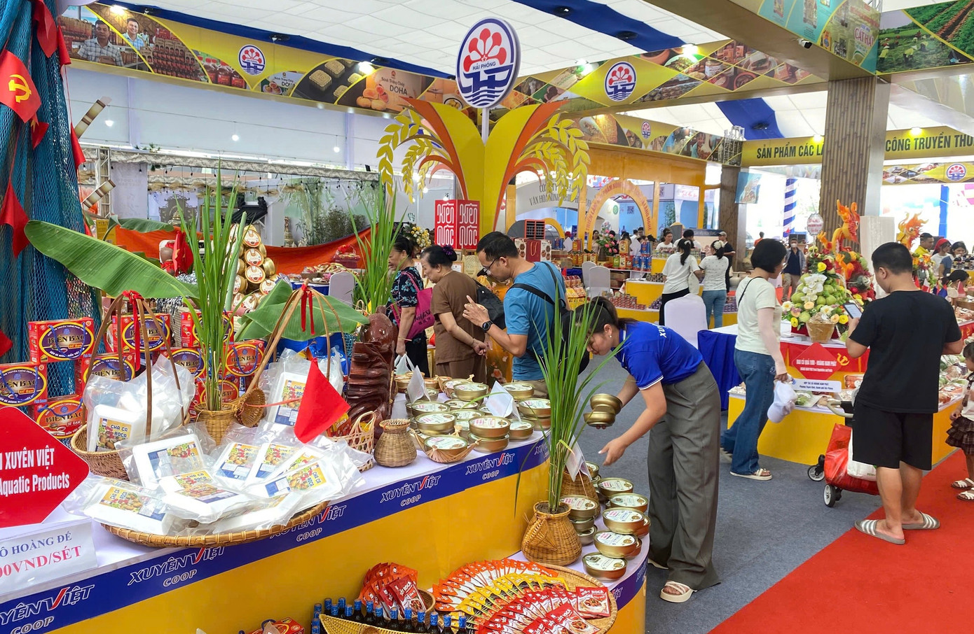 Du khách thích thú trải nghiệm tàu 5 sao Hà Nội - Hải Phòng- Ảnh 2.