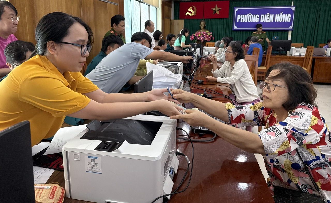 Người dân TP HCM đi nhận quà Quốc khánh: Vui như ngày hội- Ảnh 7. Người dân TP HCM đi nhận quà Quốc khánh: Vui như ngày hội- Ảnh 7.