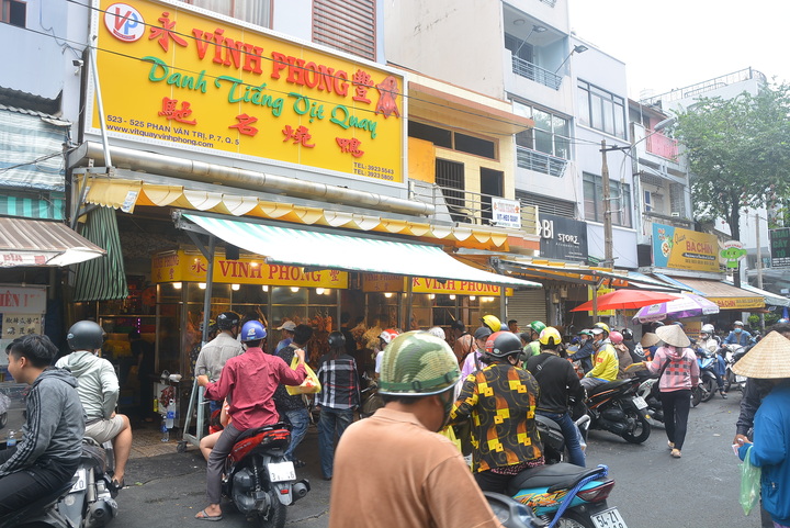 Tiệm vịt quay ở TP.HCM 'hốt bạc' dịp 2/9, doanh thu cả trăm triệu đồng- Ảnh 1.