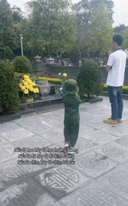 Bố mẹ đưa bé con 4 tuổi vượt hơn 1.600km từ Nam ra Bắc trước thềm đại lễ: 