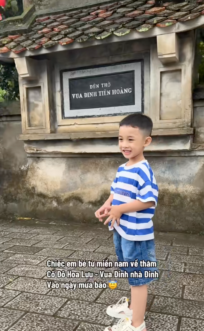 Bố mẹ đưa bé con 4 tuổi vượt hơn 1.600km từ Nam ra Bắc trước thềm đại lễ: 