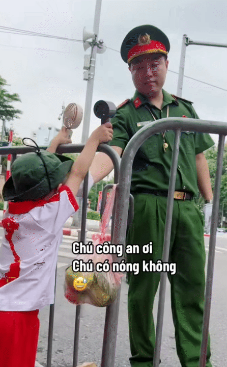 Bố mẹ đưa bé con 4 tuổi vượt hơn 1.600km từ Nam ra Bắc trước thềm đại lễ: 