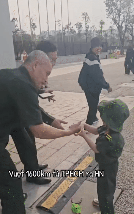 Bố mẹ đưa bé con 4 tuổi vượt hơn 1.600km từ Nam ra Bắc trước thềm đại lễ: 