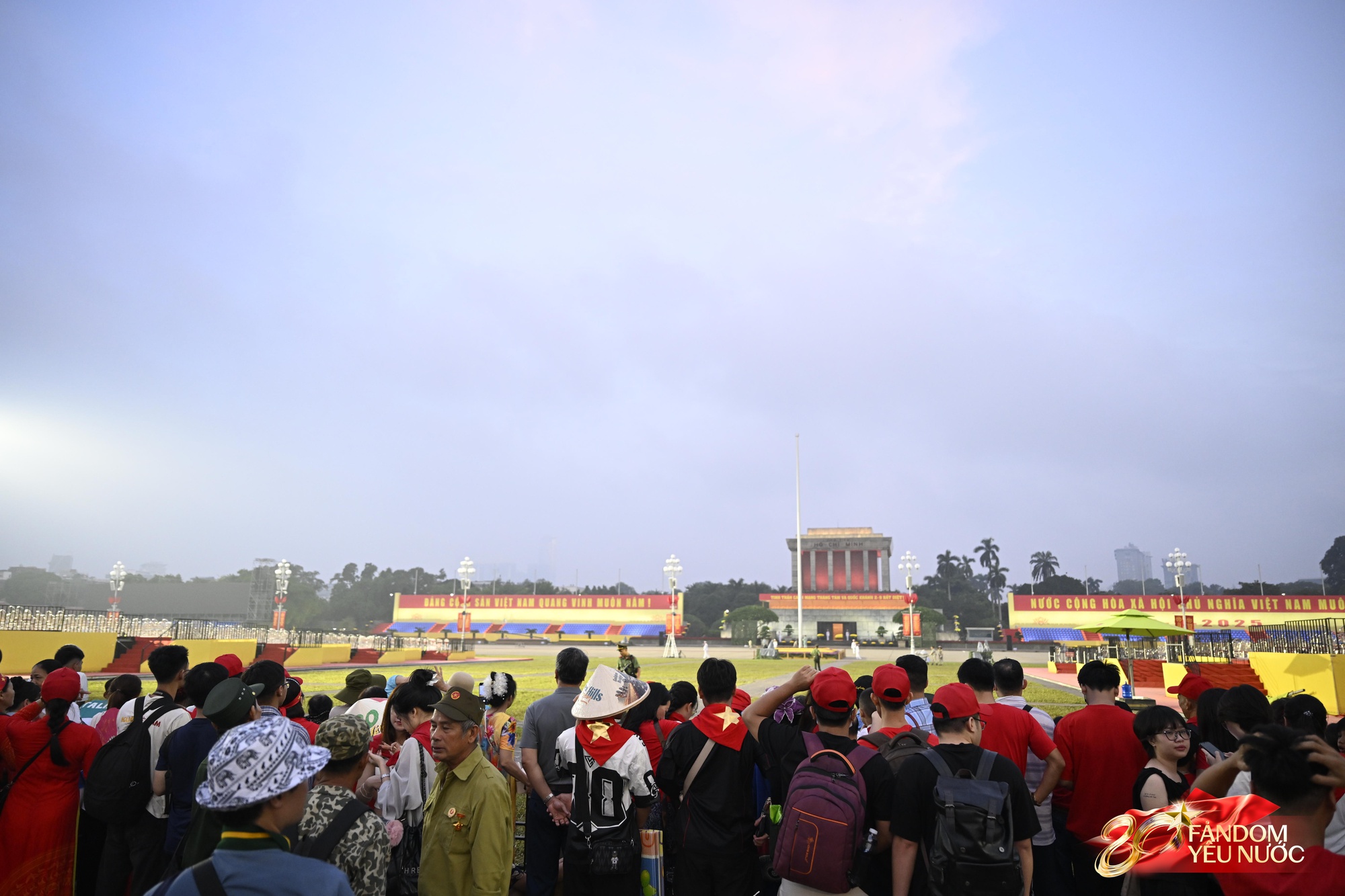 Ngày đầu tiên của tháng 9, hàng nghìn người dân đổ về Quảng trường Ba Đình tham dự Lễ Thượng cờ- Ảnh 1. Ngày đầu tiên của tháng 9, hàng nghìn người dân đổ về Quảng trường Ba Đình tham dự Lễ Thượng cờ- Ảnh 1.