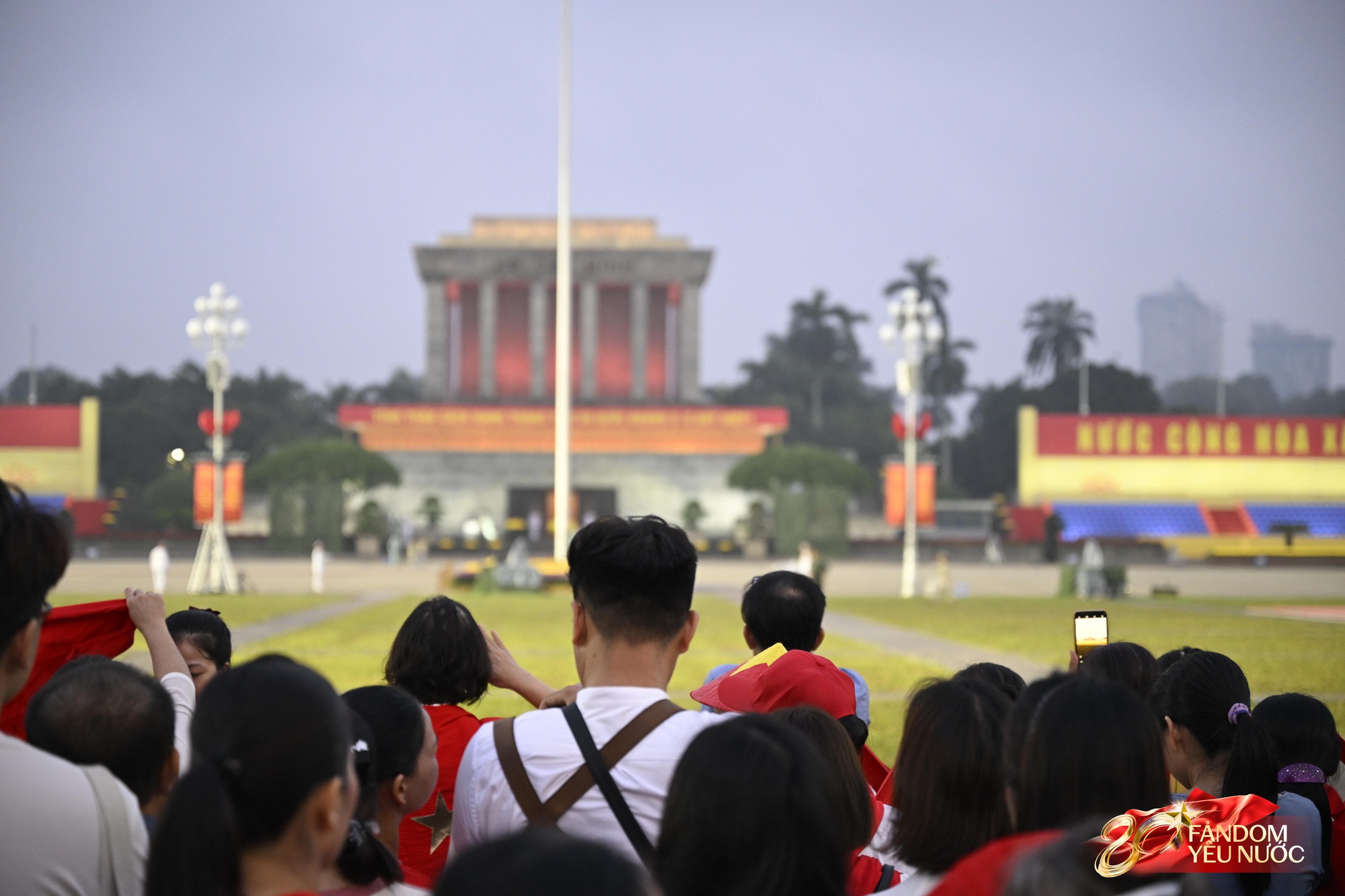 Ngày đầu tiên của tháng 9, hàng nghìn người dân đổ về Quảng trường Ba Đình tham dự Lễ Thượng cờ- Ảnh 3. Ngày đầu tiên của tháng 9, hàng nghìn người dân đổ về Quảng trường Ba Đình tham dự Lễ Thượng cờ- Ảnh 3.