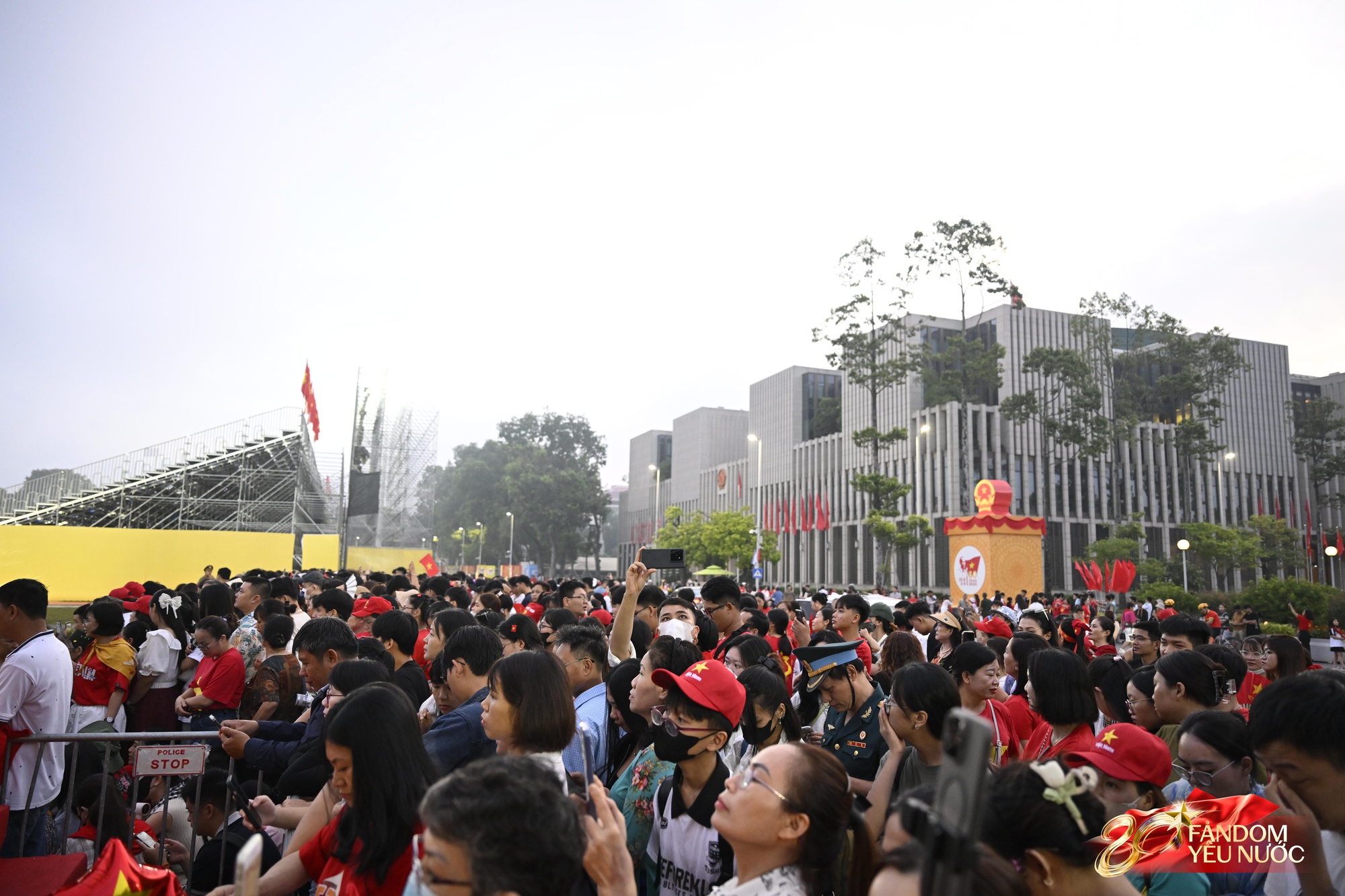 Ngày đầu tiên của tháng 9, hàng nghìn người dân đổ về Quảng trường Ba Đình tham dự Lễ Thượng cờ- Ảnh 2. Ngày đầu tiên của tháng 9, hàng nghìn người dân đổ về Quảng trường Ba Đình tham dự Lễ Thượng cờ- Ảnh 2.