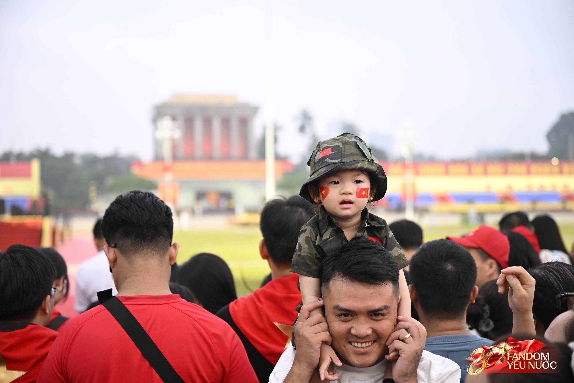 Ngày đầu tiên của tháng 9, hàng nghìn người dân đổ về Quảng trường Ba Đình tham dự Lễ Thượng cờ- Ảnh 9. Ngày đầu tiên của tháng 9, hàng nghìn người dân đổ về Quảng trường Ba Đình tham dự Lễ Thượng cờ- Ảnh 9.
