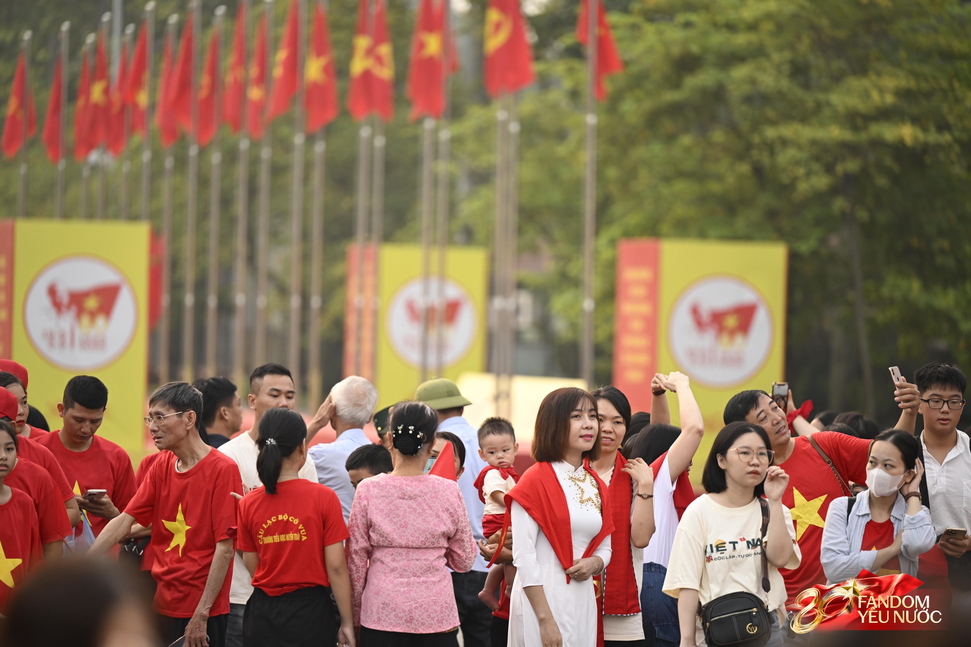 Ngày đầu tiên của tháng 9, hàng nghìn người dân đổ về Quảng trường Ba Đình tham dự Lễ Thượng cờ- Ảnh 10. Ngày đầu tiên của tháng 9, hàng nghìn người dân đổ về Quảng trường Ba Đình tham dự Lễ Thượng cờ- Ảnh 10.
