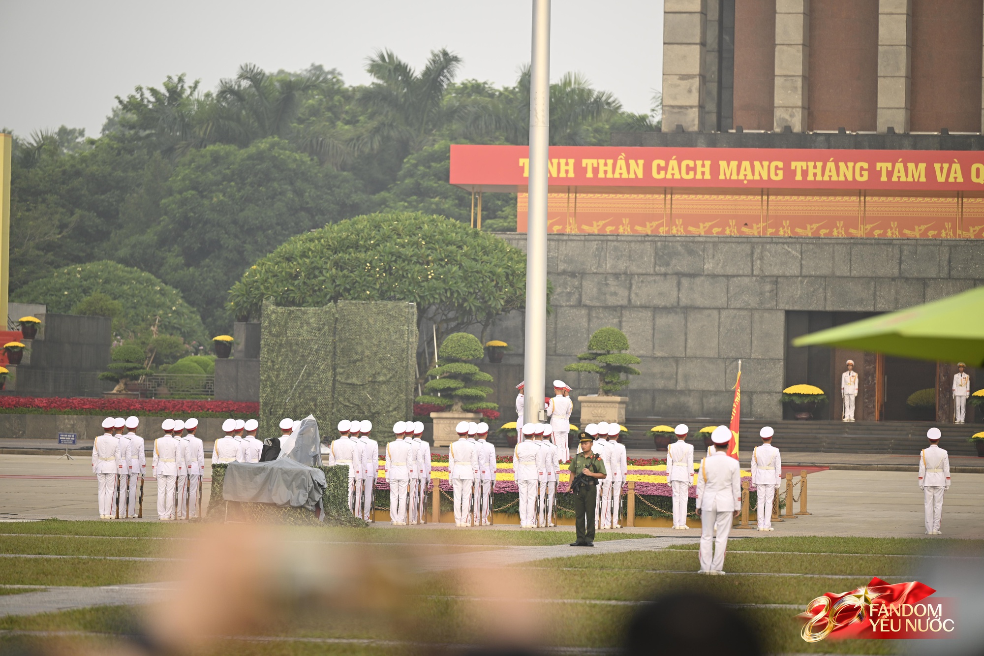 Ngày đầu tiên của tháng 9, hàng nghìn người dân đổ về Quảng trường Ba Đình tham dự Lễ Thượng cờ- Ảnh 4. Ngày đầu tiên của tháng 9, hàng nghìn người dân đổ về Quảng trường Ba Đình tham dự Lễ Thượng cờ- Ảnh 4.