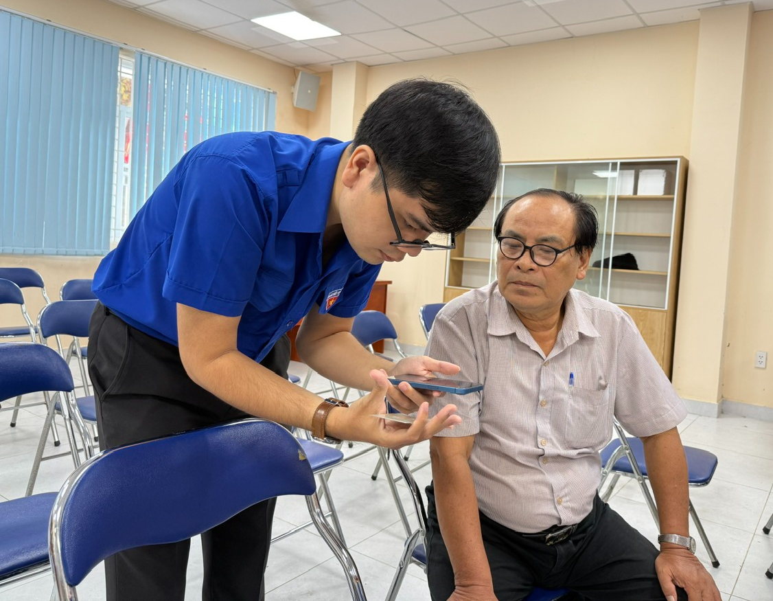 Người dân TP HCM đi nhận quà Quốc khánh: Vui như ngày hội- Ảnh 2. Người dân TP HCM đi nhận quà Quốc khánh: Vui như ngày hội- Ảnh 2.