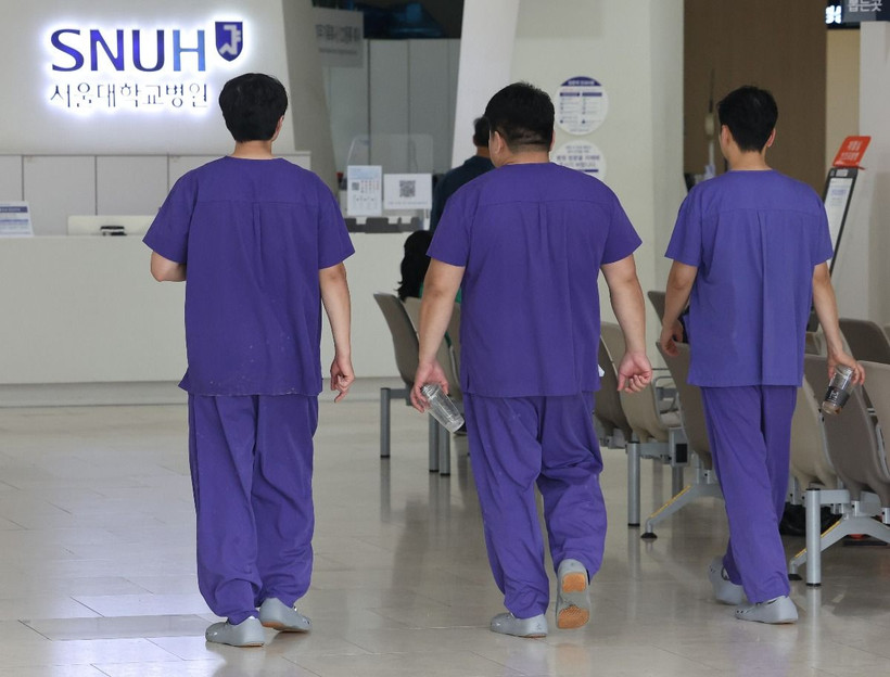 Hàn Quốc khắc phục khủng hoảng y tế khi bác sĩ thực tập trở lại bệnh viện- Ảnh 2.
