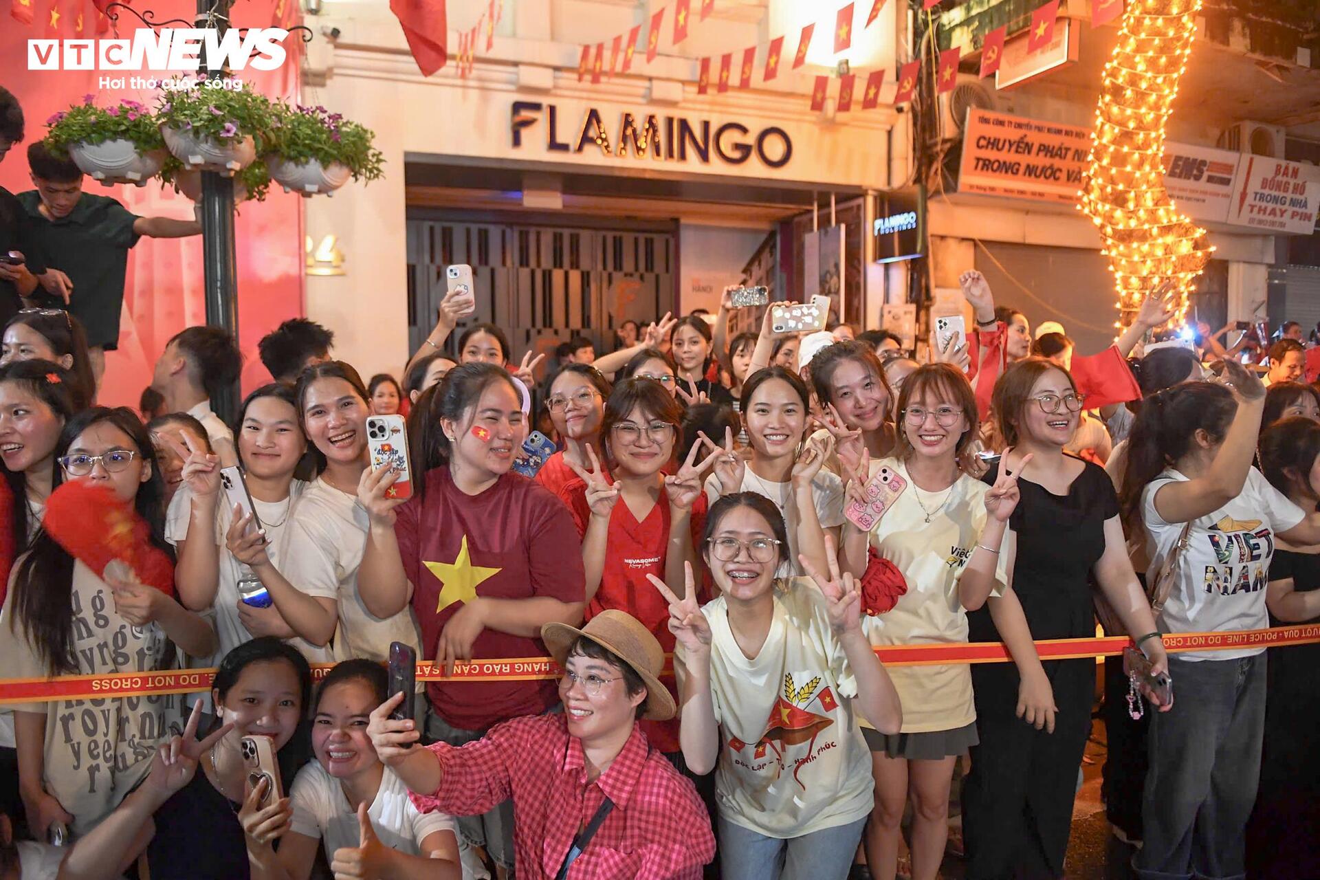 Không ngại giá 'chát', người dân đổ xô thuê thang xem diễu binh A80- Ảnh 7.
