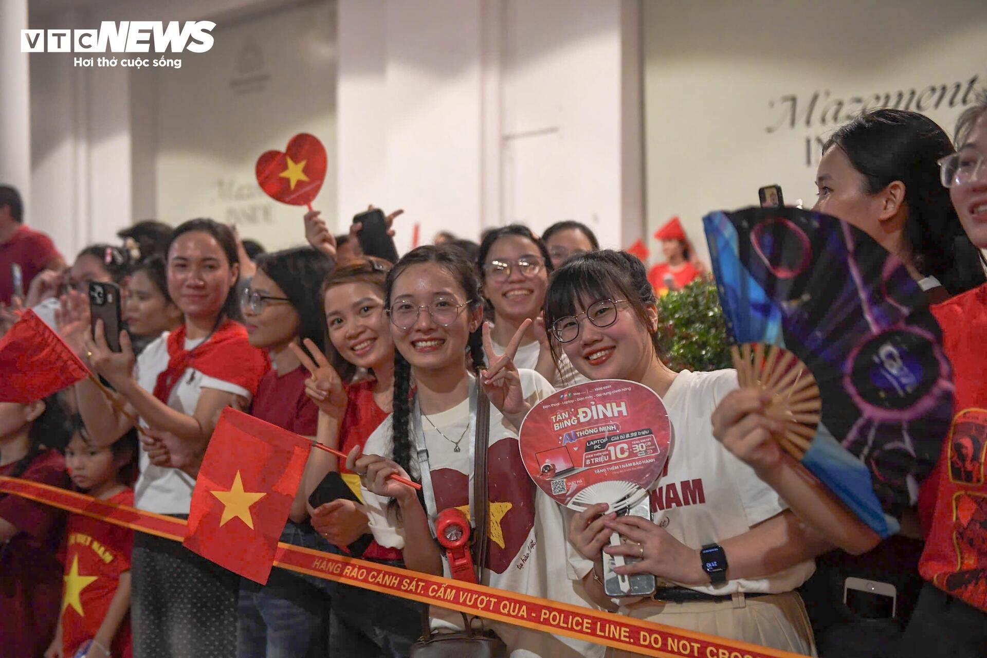 Không ngại giá 'chát', người dân đổ xô thuê thang xem diễu binh A80- Ảnh 9.