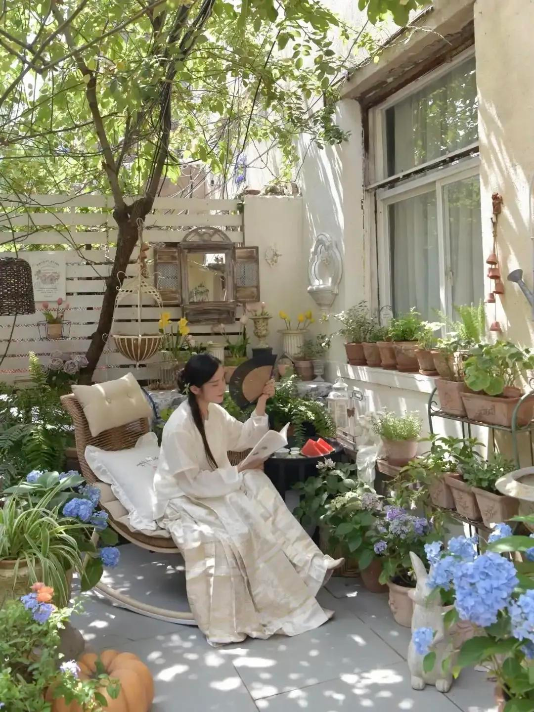 Góc sân nhỏ gây sốt: Ngập tràn hoa lá, đẹp như tiên cảnh khiến cư dân mạng thốt lên “không thể là ảnh dàn dựng!”- Ảnh 10.