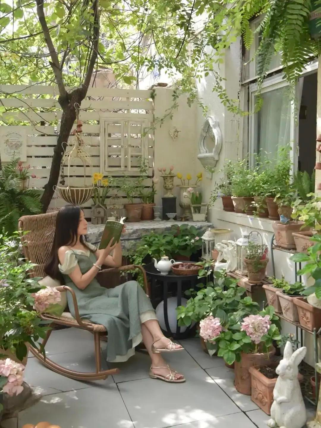 Góc sân nhỏ gây sốt: Ngập tràn hoa lá, đẹp như tiên cảnh khiến cư dân mạng thốt lên “không thể là ảnh dàn dựng!”- Ảnh 4.