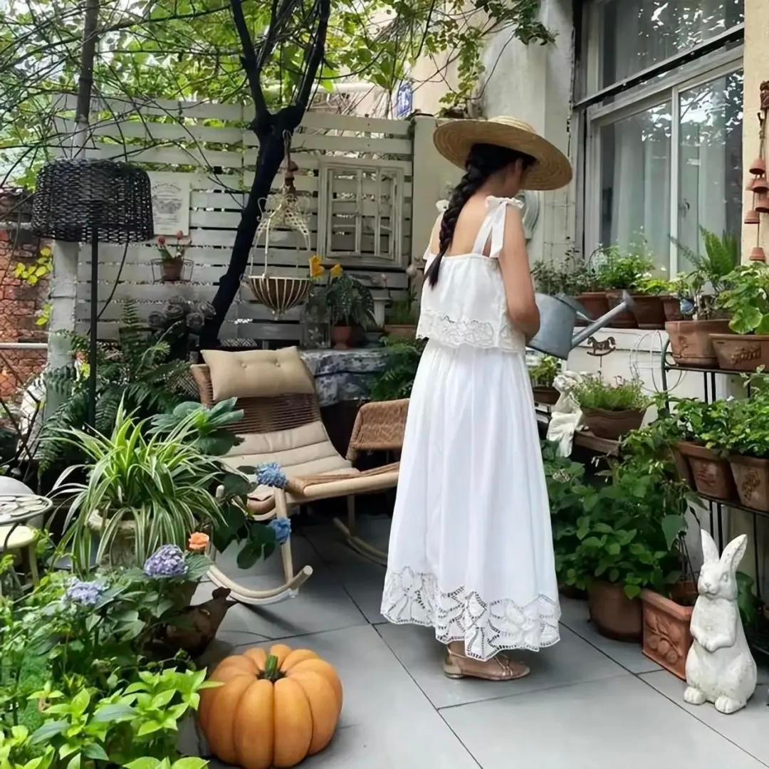 Góc sân nhỏ gây sốt: Ngập tràn hoa lá, đẹp như tiên cảnh khiến cư dân mạng thốt lên “không thể là ảnh dàn dựng!”- Ảnh 12.