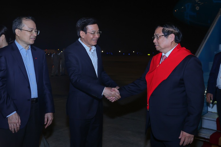 Thủ tướng Phạm Minh Chính về tới Hà Nội, kết thúc tốt đẹp chuyến công tác tại Trung Quốc- Ảnh 2.