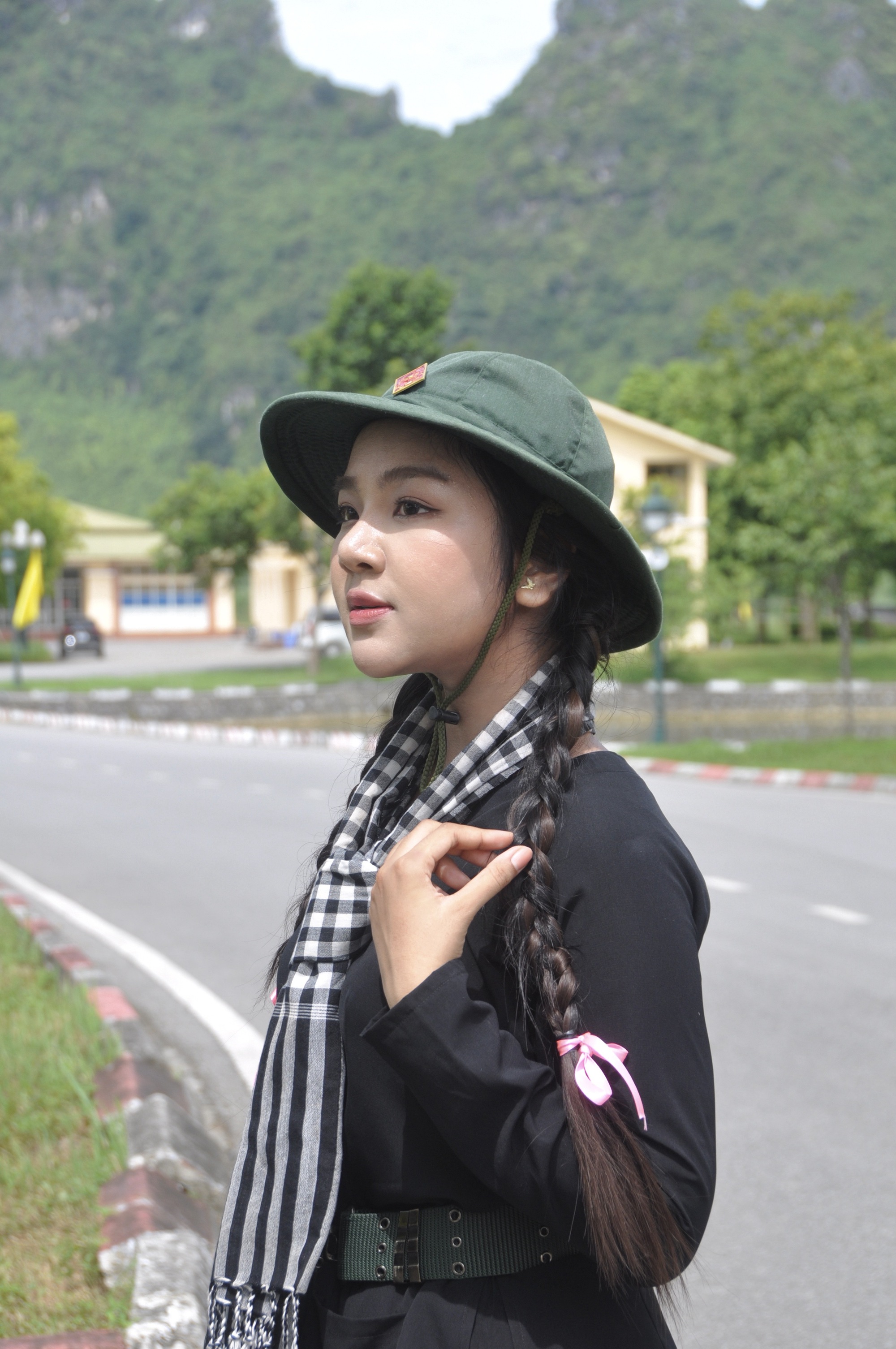 Út Thư - cô gái TP.HCM đi diễu binh 2/9 được bố mẹ in hình treo khắp quán cà phê: Profile đỉnh nóc phía sau- Ảnh 3.