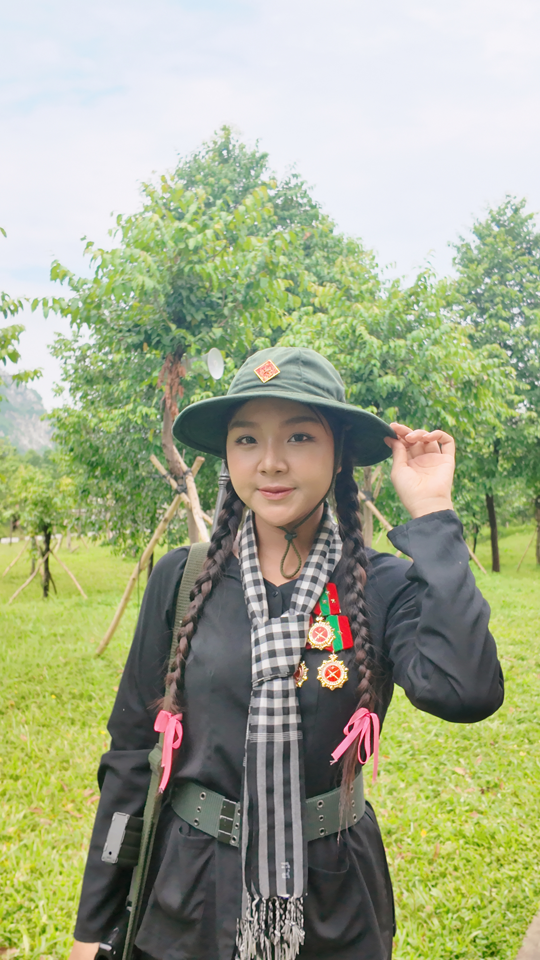 Út Thư - cô gái TP.HCM đi diễu binh 2/9 được bố mẹ in hình treo khắp quán cà phê: Profile đỉnh nóc phía sau- Ảnh 4.