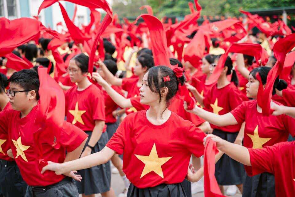 Khối học sinh “ra quân”: Các trường học đu trend “phủ đỏ” theo bản hit 6,5 tỷ view, nhìn mới thấy hoà bình đẹp thế nào!- Ảnh 3. Khối học sinh “ra quân”: Các trường học đu trend “phủ đỏ” theo bản hit 6,5 tỷ view, nhìn mới thấy hoà bình đẹp thế nào!- Ảnh 3.