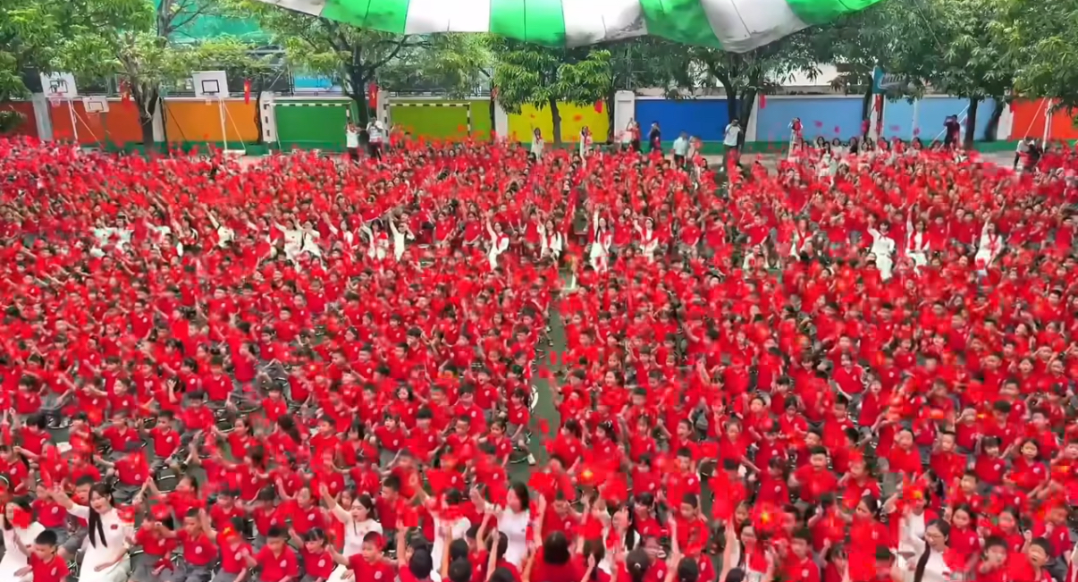 Khối học sinh “ra quân”: Các trường học đu trend “phủ đỏ” theo bản hit 6,5 tỷ view, nhìn mới thấy hoà bình đẹp thế nào!- Ảnh 4. Khối học sinh “ra quân”: Các trường học đu trend “phủ đỏ” theo bản hit 6,5 tỷ view, nhìn mới thấy hoà bình đẹp thế nào!- Ảnh 4.