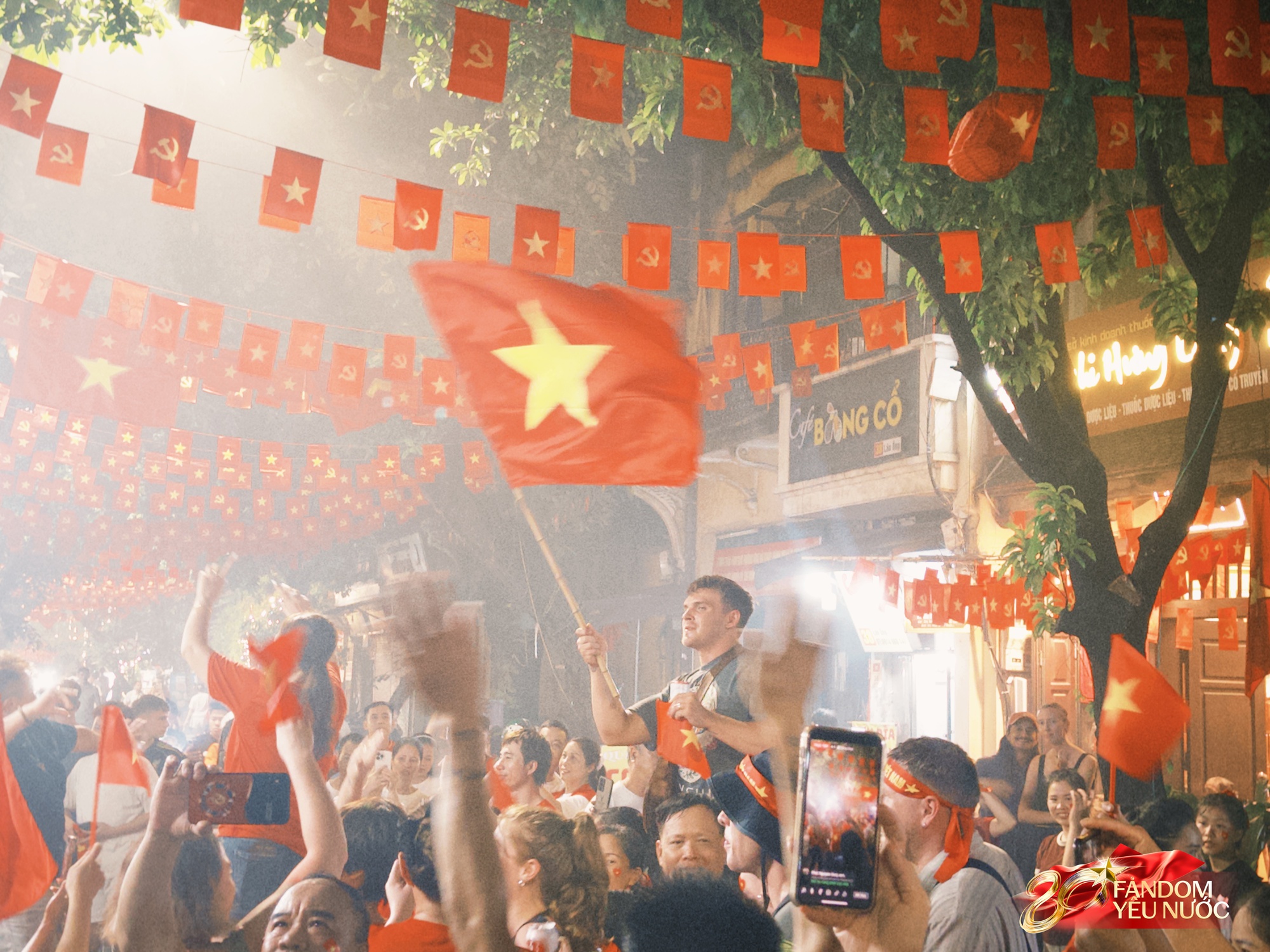 Khách Tây “hòa tan” trong không khí rộn ràng khắp Hà Nội, hát hò tưng bừng giữa “concert quốc gia”- Ảnh 1.