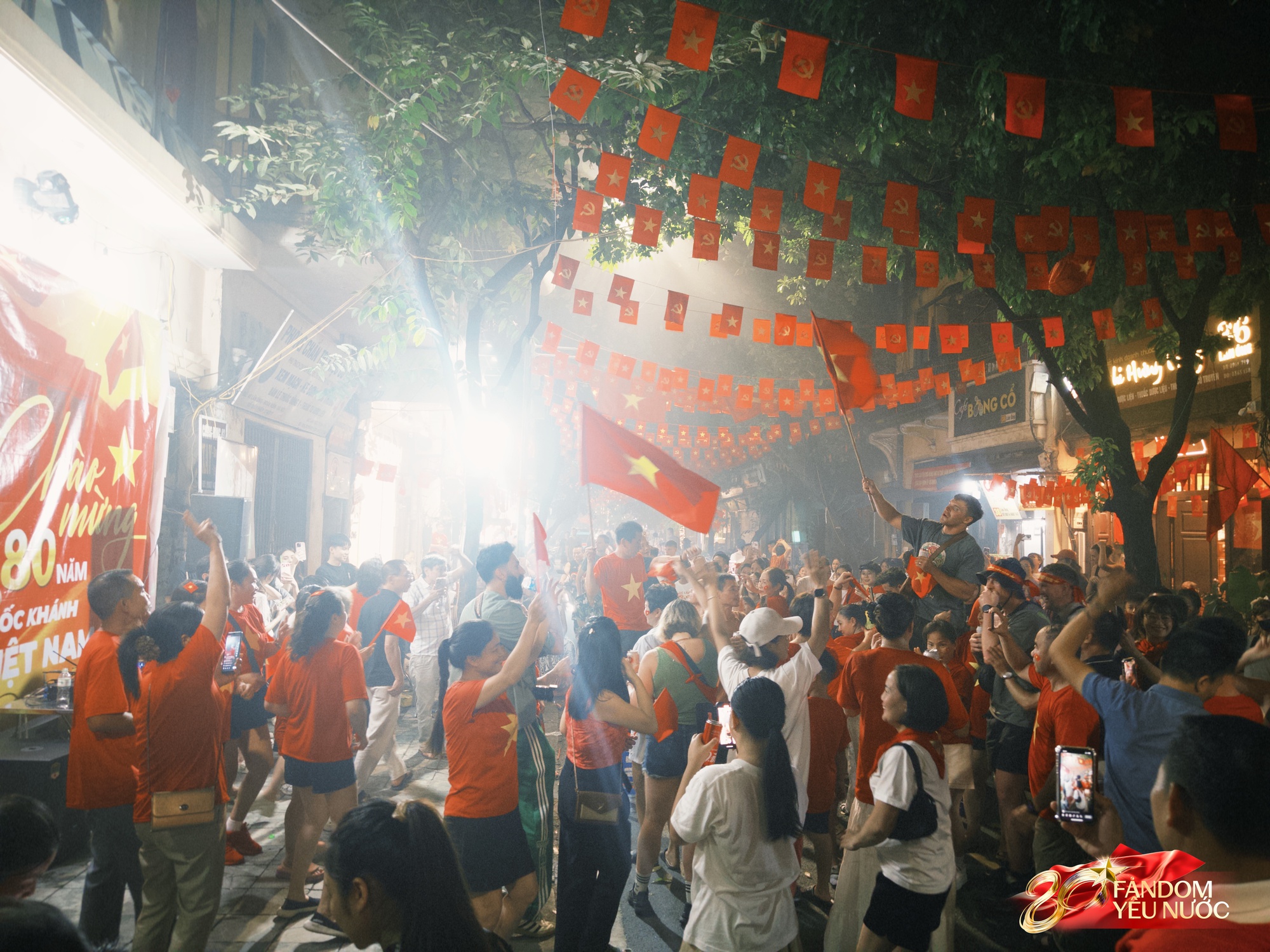 Khách Tây “hòa tan” trong không khí rộn ràng khắp Hà Nội, hát hò tưng bừng giữa “concert quốc gia”- Ảnh 2.