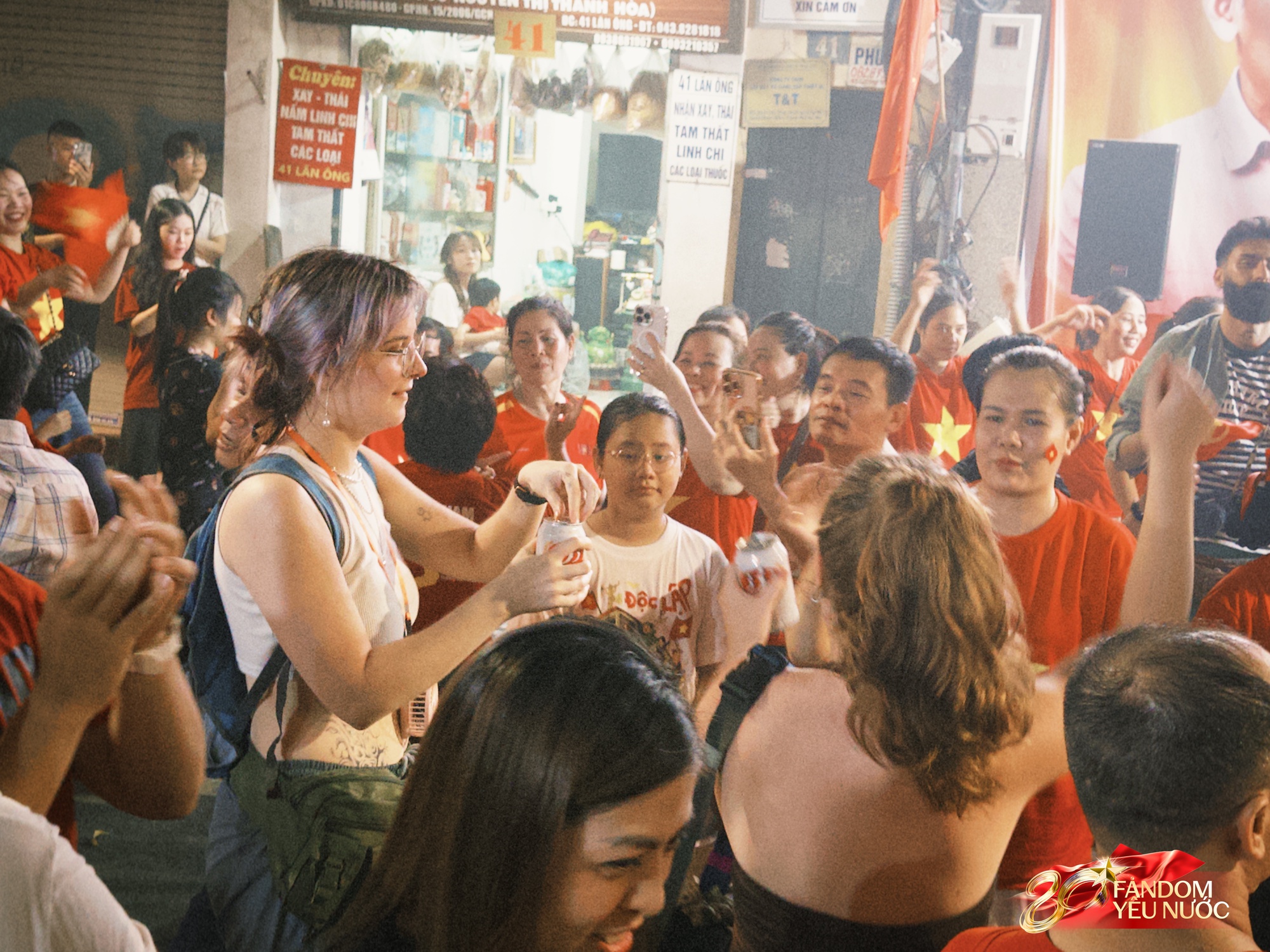 Khách Tây “hòa tan” trong không khí rộn ràng khắp Hà Nội, hát hò tưng bừng giữa “concert quốc gia”- Ảnh 4.