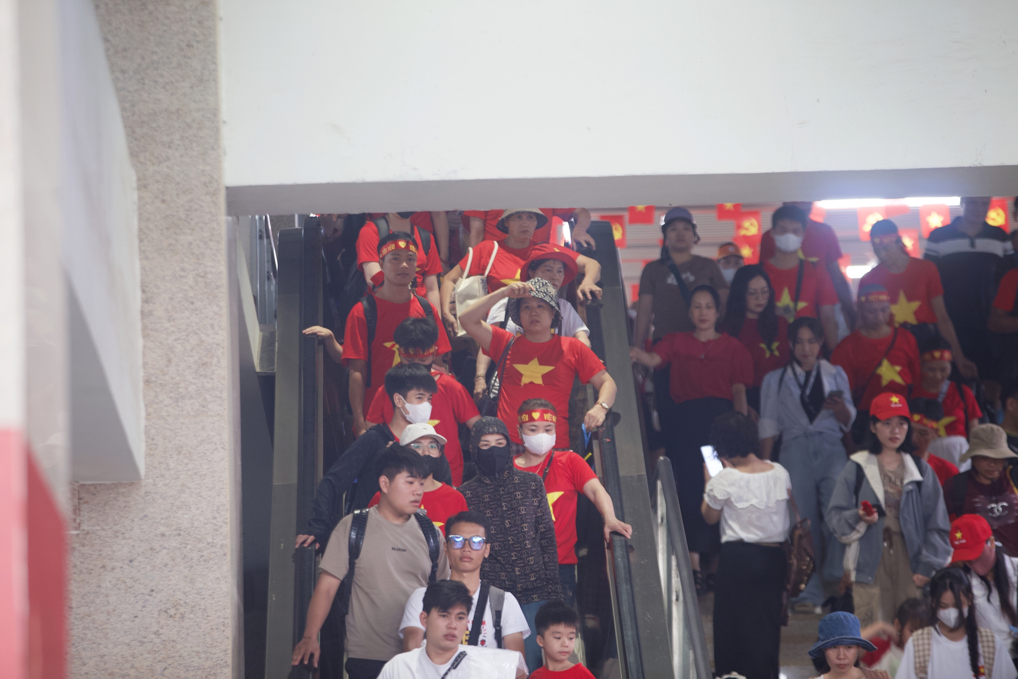 Miễn phí vé, ga tàu Cát Linh - Hà Đông chật kín khách đi xem diễu binh Quốc khánh 2-9- Ảnh 3. Miễn phí vé, ga tàu Cát Linh - Hà Đông chật kín khách đi xem diễu binh Quốc khánh 2-9- Ảnh 3.