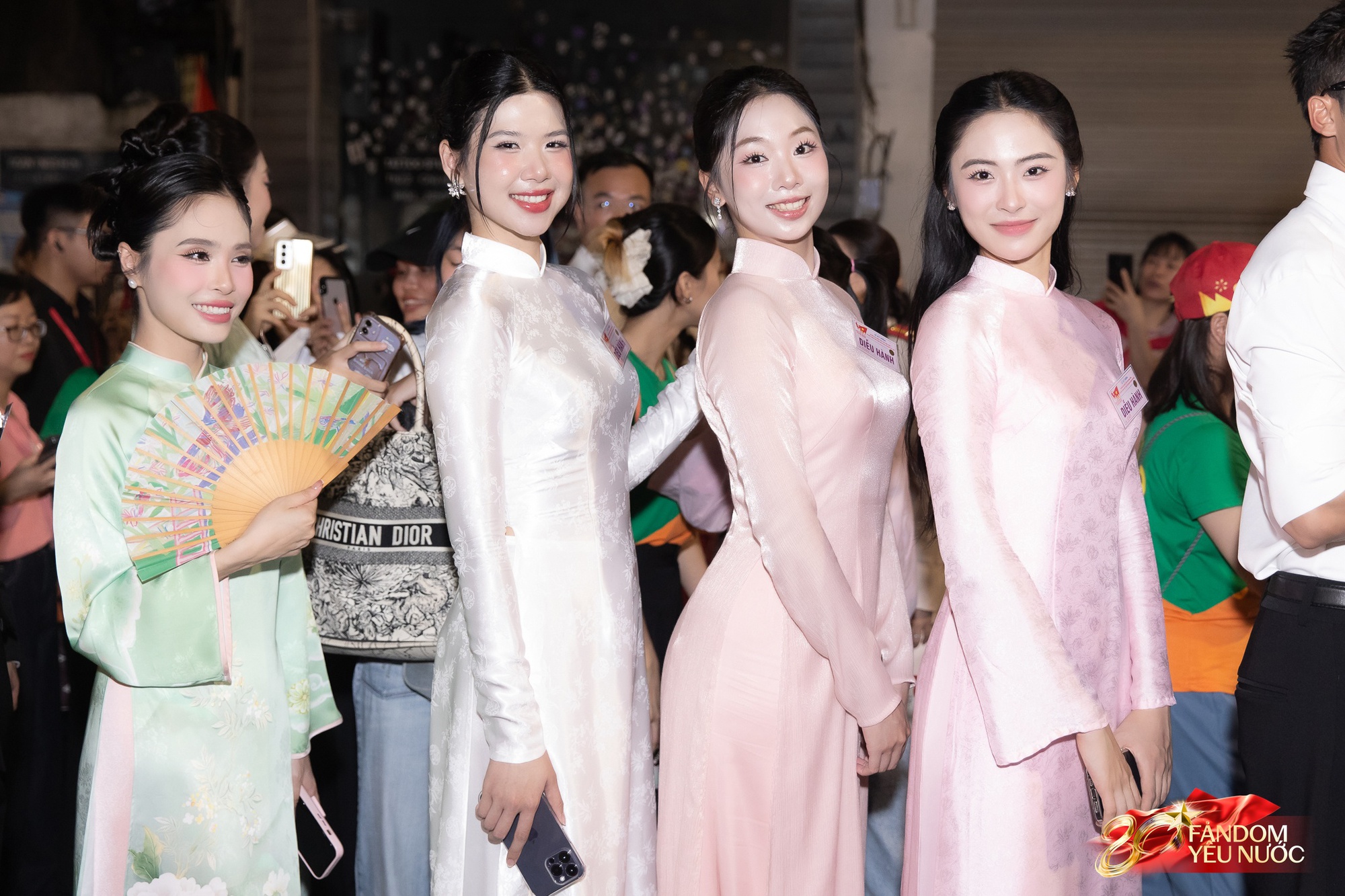 Khối nghệ sĩ tươi rói chuẩn bị diễu hành lễ 2/9: MONO đầy năng lượng, Lan Ngọc và dàn sao đã sẵn sàng!- Ảnh 23. Khối nghệ sĩ tươi rói chuẩn bị diễu hành lễ 2/9: MONO đầy năng lượng, Lan Ngọc và dàn sao đã sẵn sàng!- Ảnh 23.