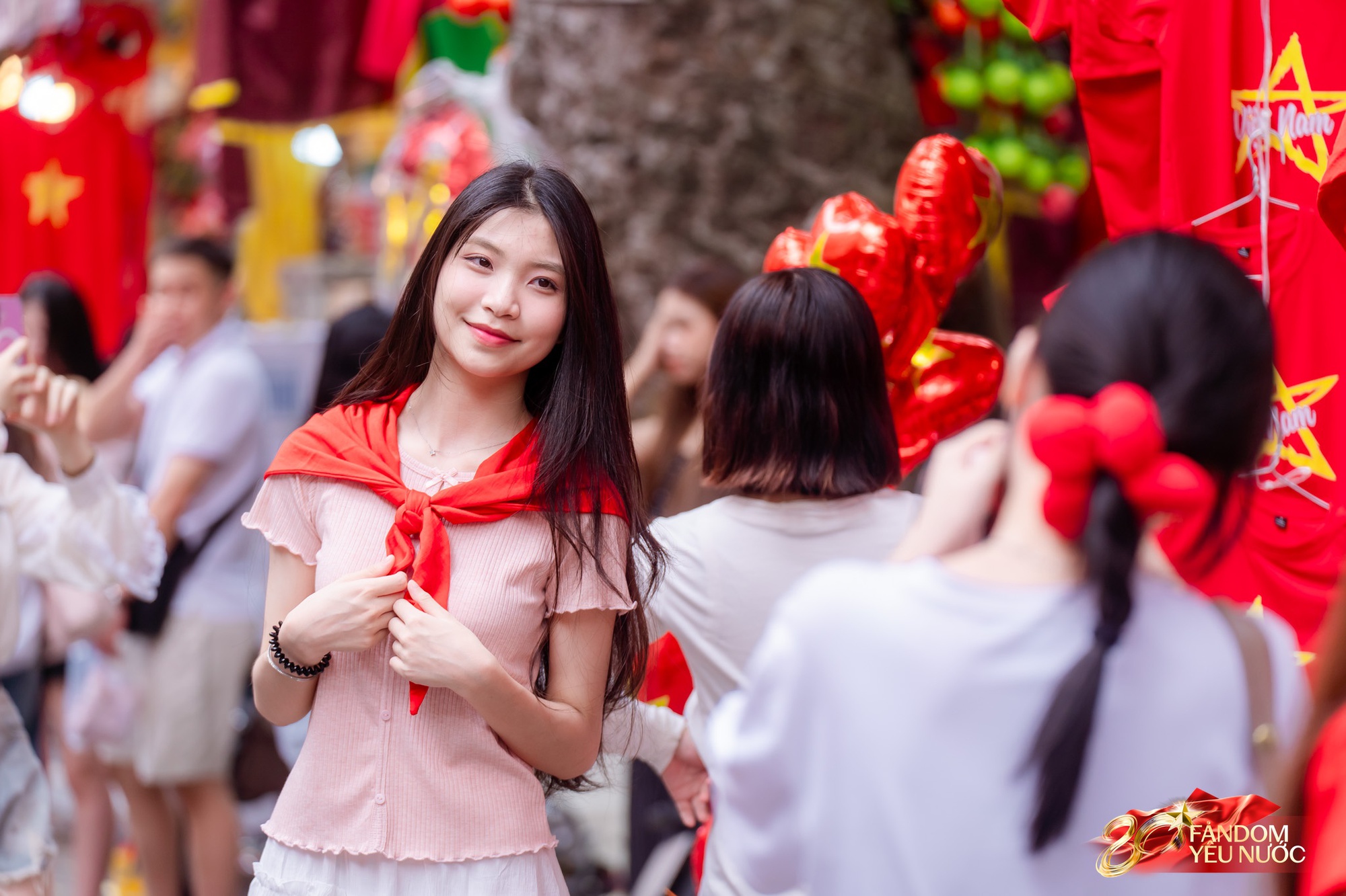 Đếm ngược đến giờ G: Trung tâm Hà Nội rực rỡ sắc cờ, dòng người háo hức giữ chỗ từ sớm để đón xem diễu binh mừng Quốc khánh 2/9- Ảnh 7. Đếm ngược đến giờ G: Trung tâm Hà Nội rực rỡ sắc cờ, dòng người háo hức giữ chỗ từ sớm để đón xem diễu binh mừng Quốc khánh 2/9- Ảnh 7.