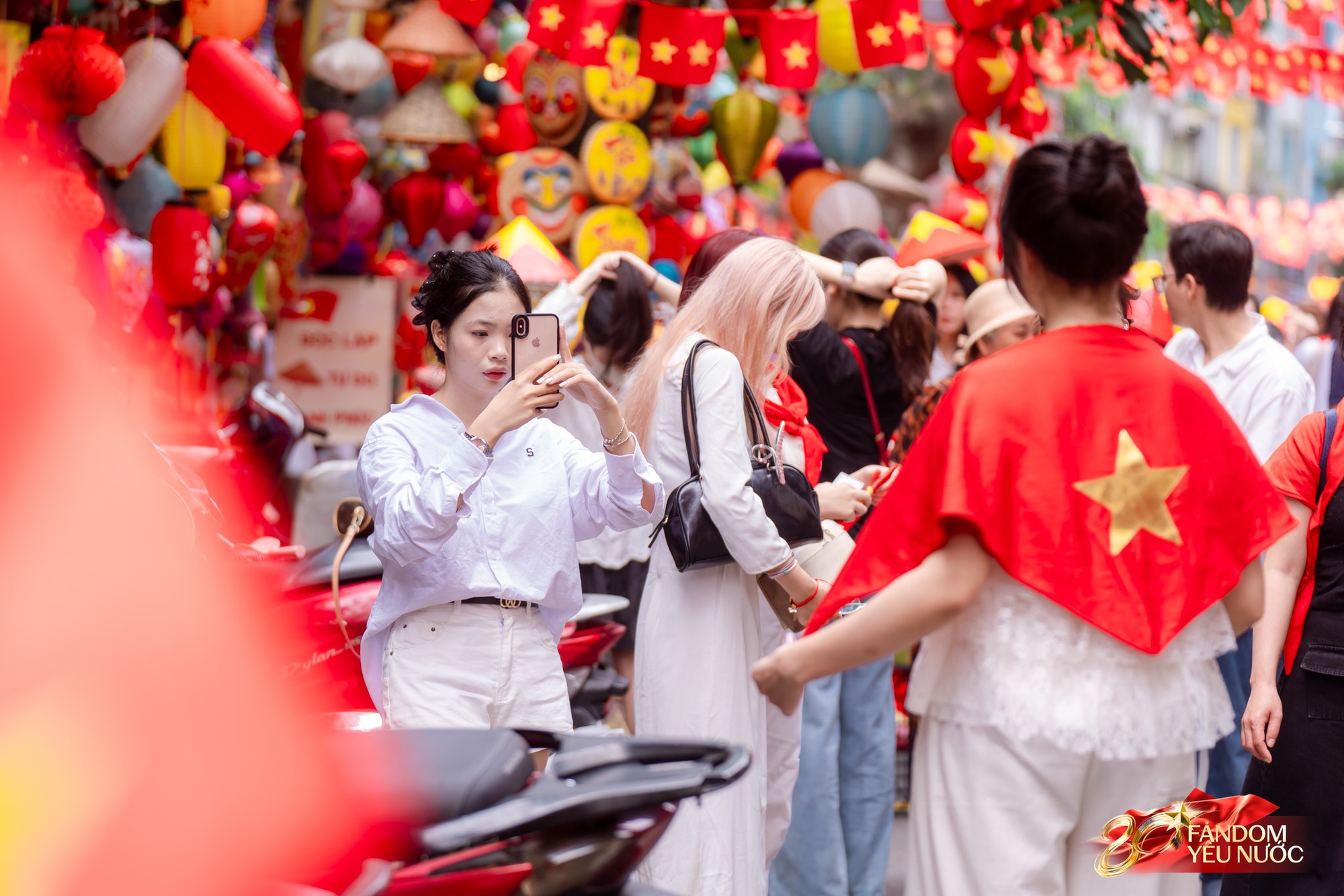 Đếm ngược đến giờ G: Trung tâm Hà Nội rực rỡ sắc cờ, dòng người háo hức giữ chỗ từ sớm để đón xem diễu binh mừng Quốc khánh 2/9- Ảnh 3. Đếm ngược đến giờ G: Trung tâm Hà Nội rực rỡ sắc cờ, dòng người háo hức giữ chỗ từ sớm để đón xem diễu binh mừng Quốc khánh 2/9- Ảnh 3.